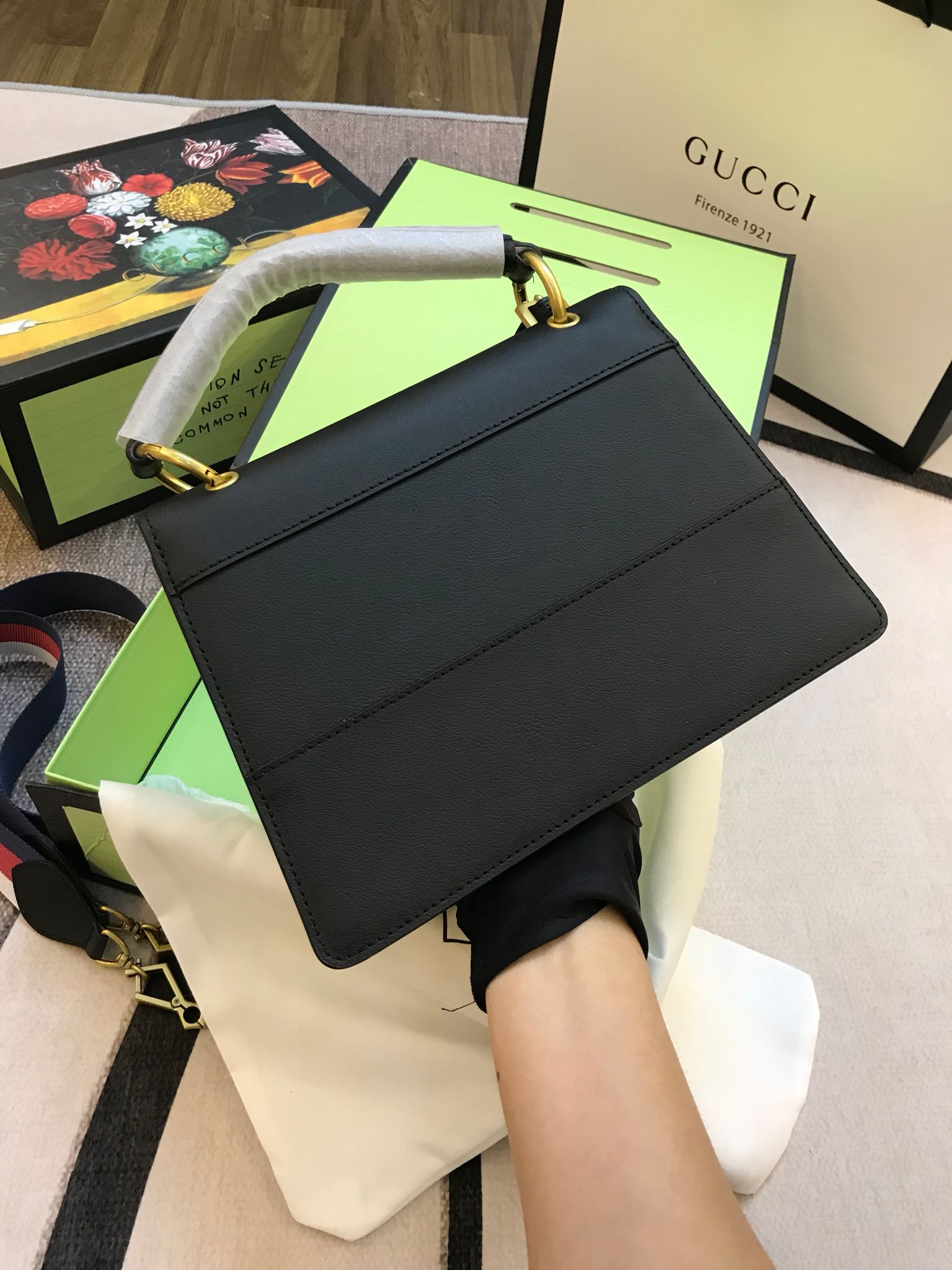 Túi xách Gucci đen họa tiết con ong