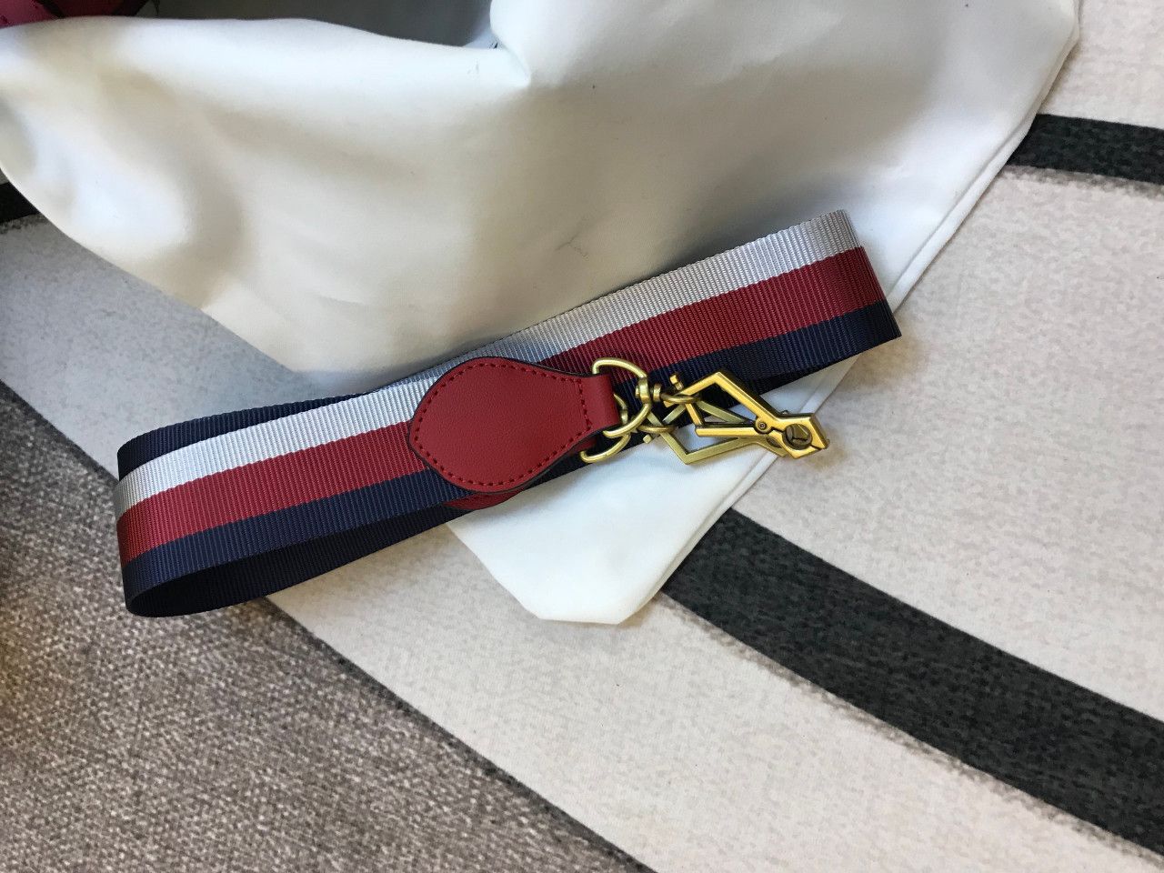 Túi xách Gucci họa tiết con ong vàng cực sang, thiết kế chất