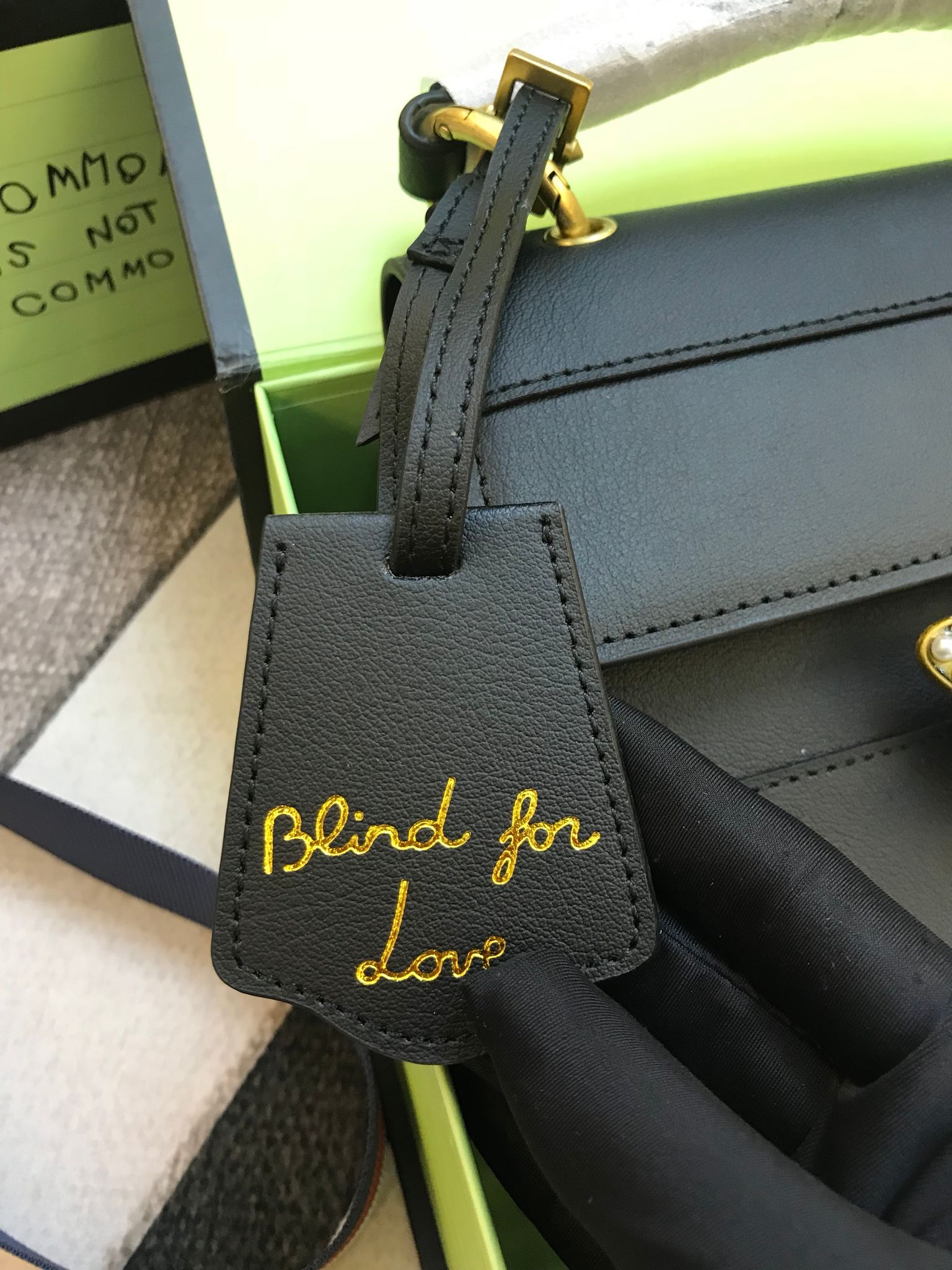 Túi xách Gucci đen họa tiết con ong