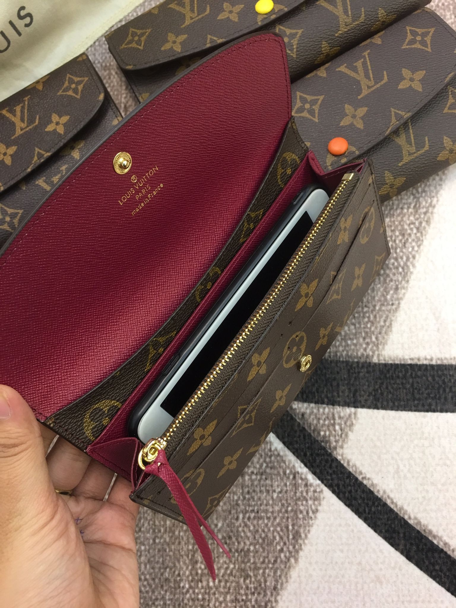 Ví cầm tay LV màu nâu đẹp chất chị em nhé