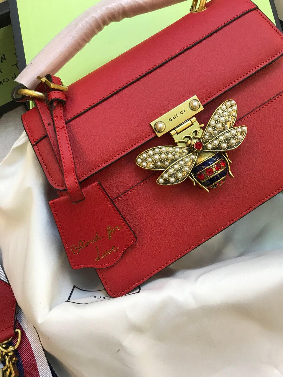 Túi xách Gucci họa tiết con ong vàng cực sang, thiết kế chất