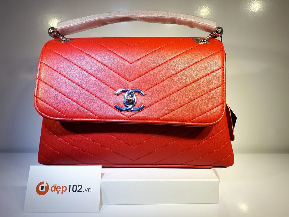 Túi xách nữ Chanel: Màu đỏ, có 4 ngăn chứa tiện lợi