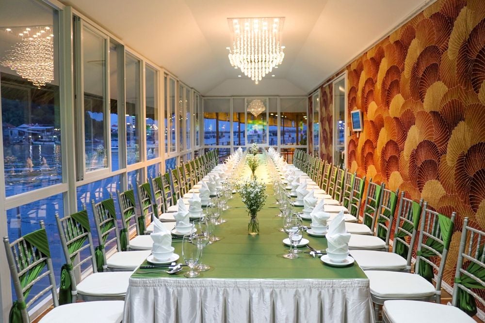 VIP CENTER DINING ROOM