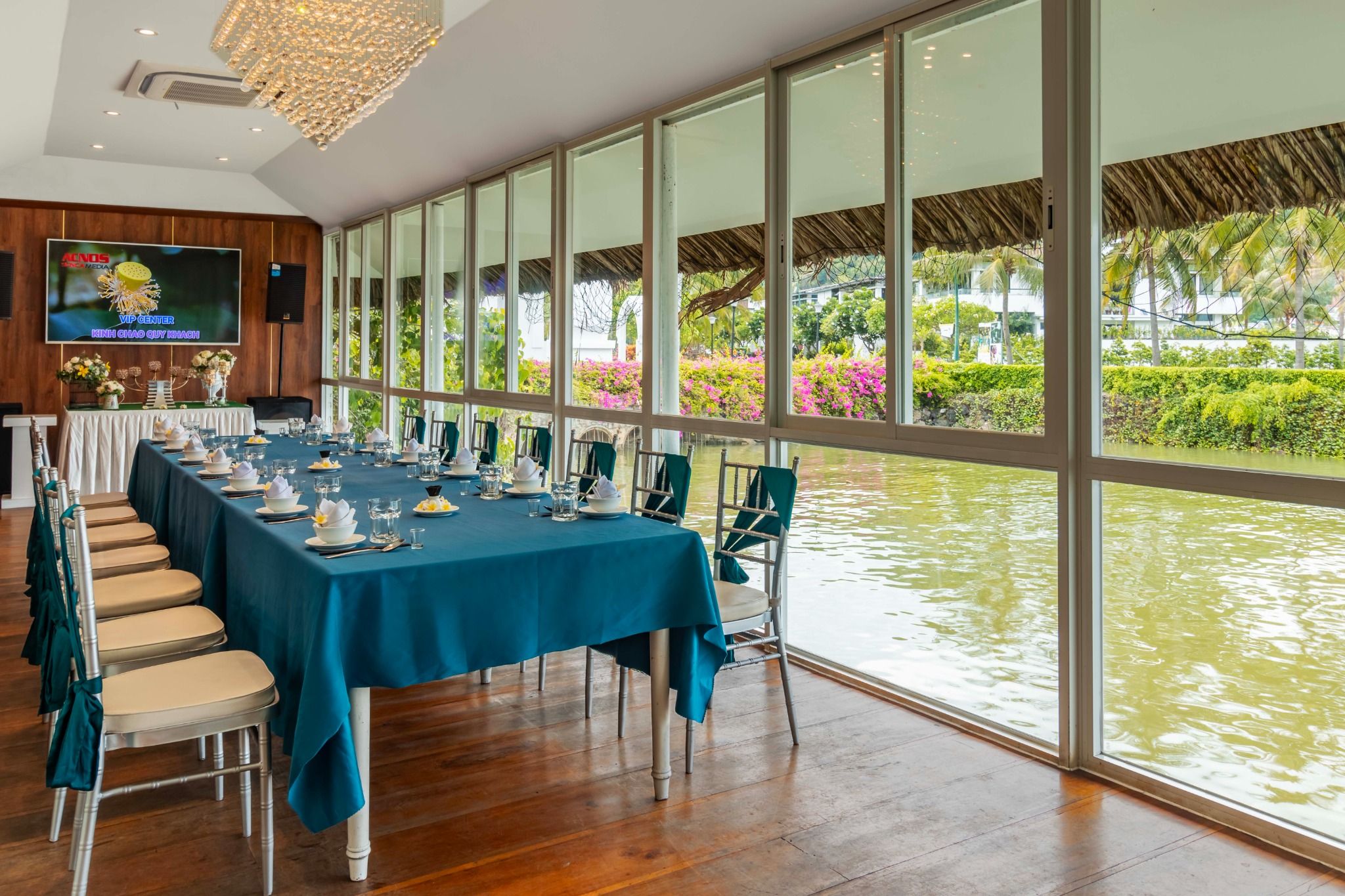 VIP CENTER DINING ROOM