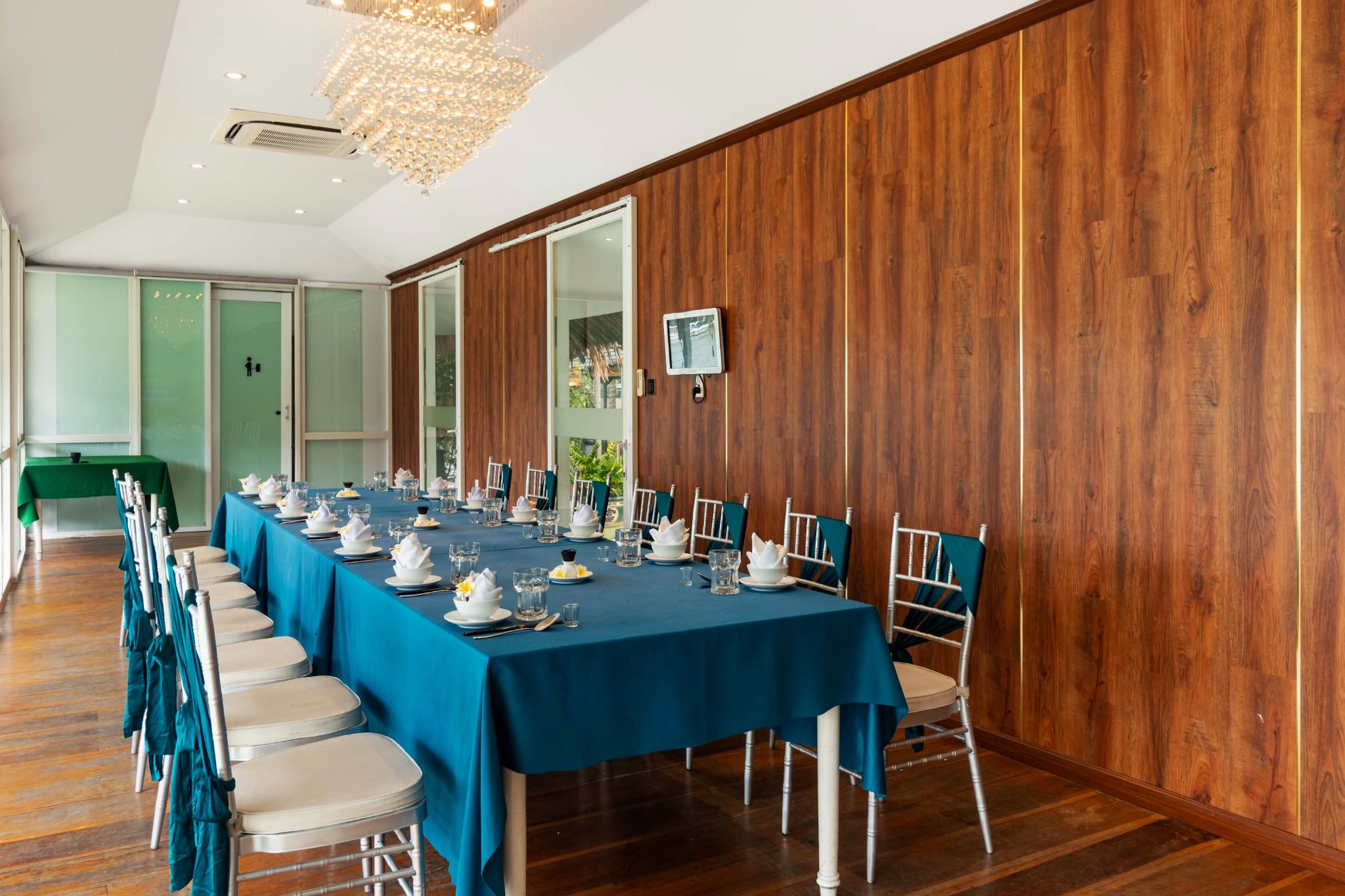 VIP CENTER DINING ROOM