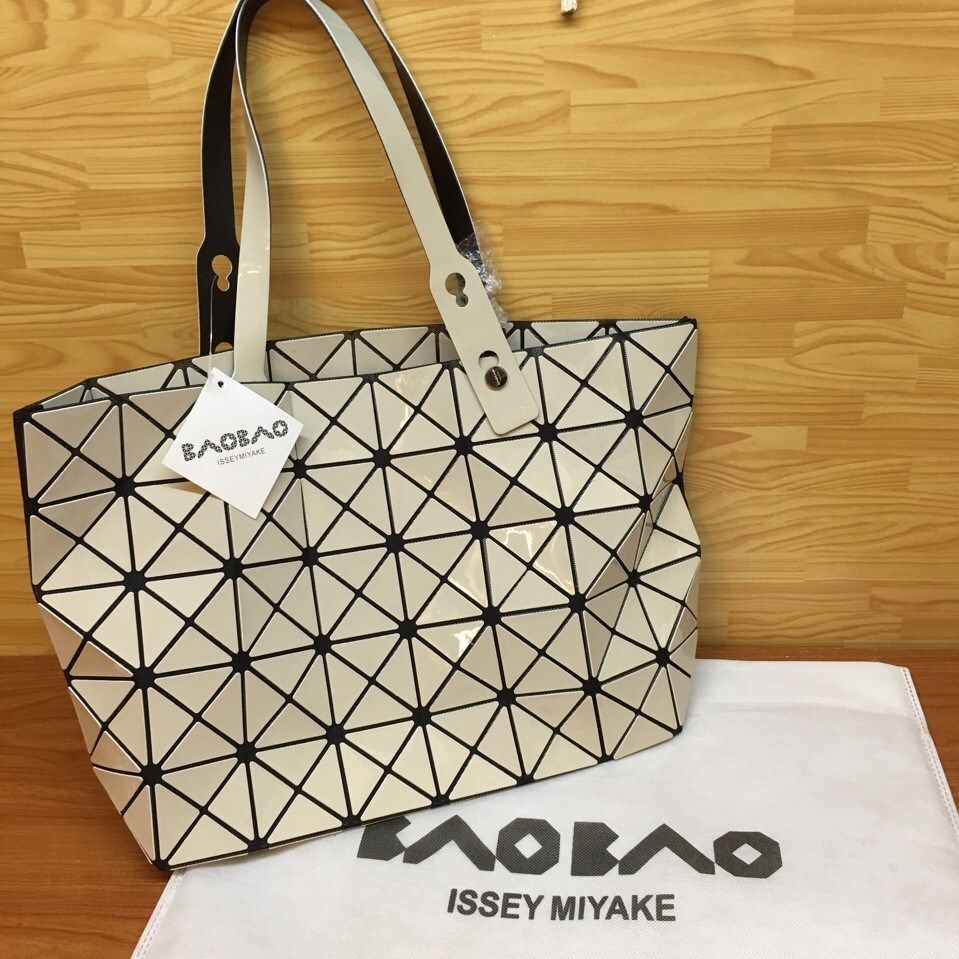 TÚI XÁCH NỮ BAOBAO ISSEY MIYAKE HÌNH THANG ĐEO VAI 000002 MÀU TRẮNG