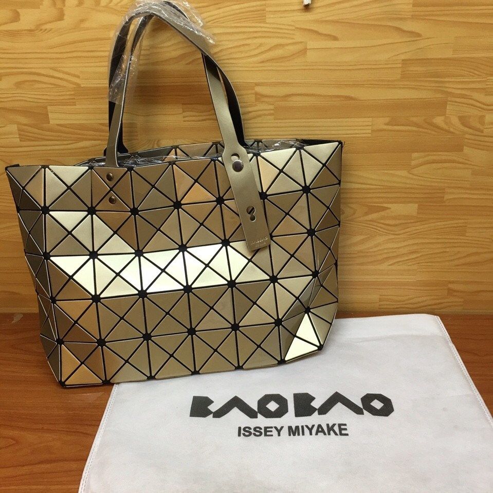 TÚI XÁCH NỮ BAOBAO ISSEY MIYAKE HÌNH THANG ĐEO VAI 000002 MÀU ĐỒNG