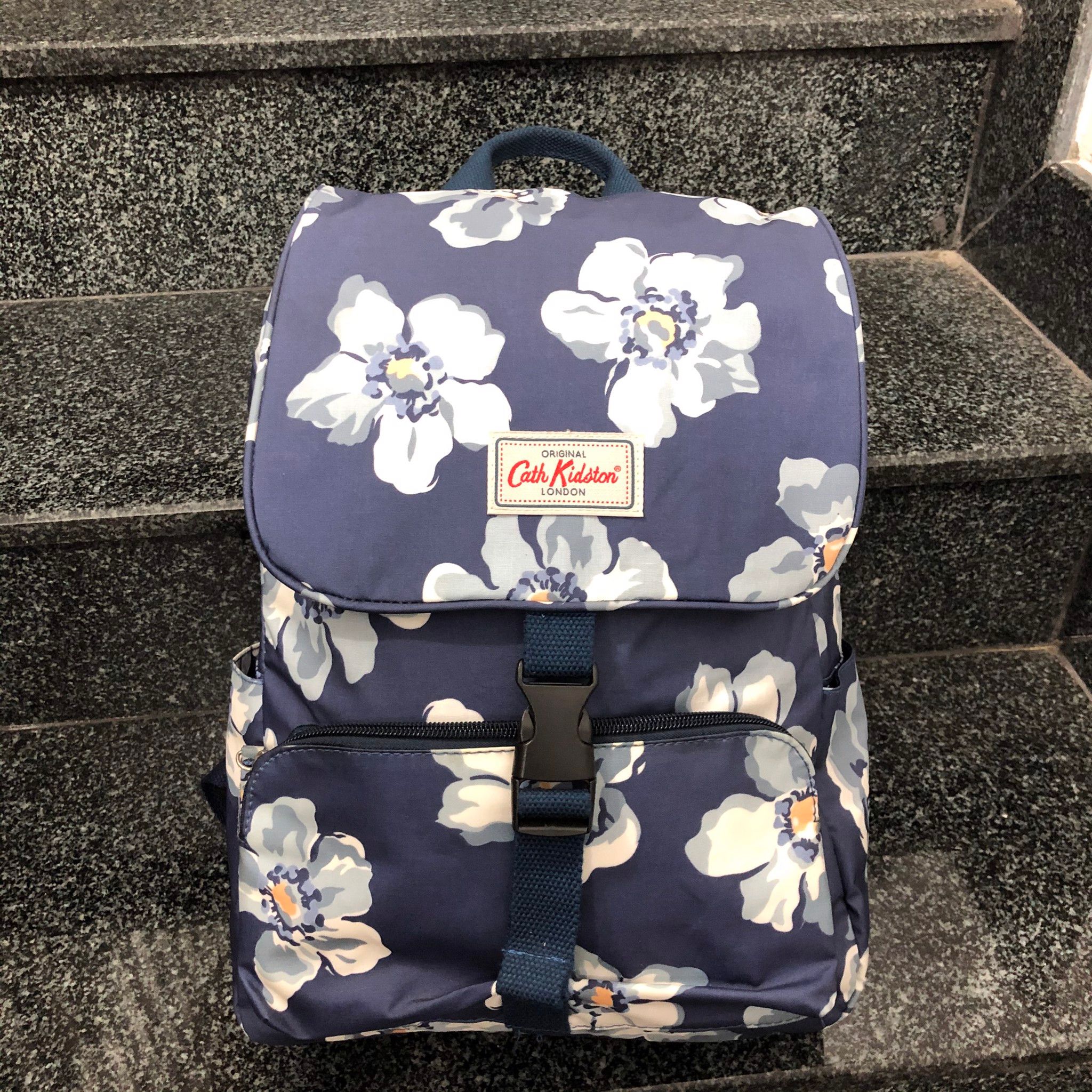 Ba lô Cath Kidston khóa gài họa tiết bông 000485