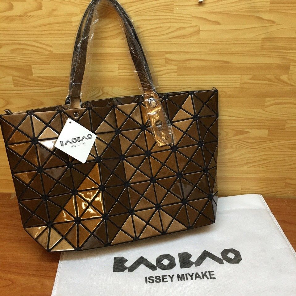 TÚI XÁCH NỮ BAOBAO ISSEY MIYAKE HÌNH THANG ĐEO VAI 000002 MÀU NÂU