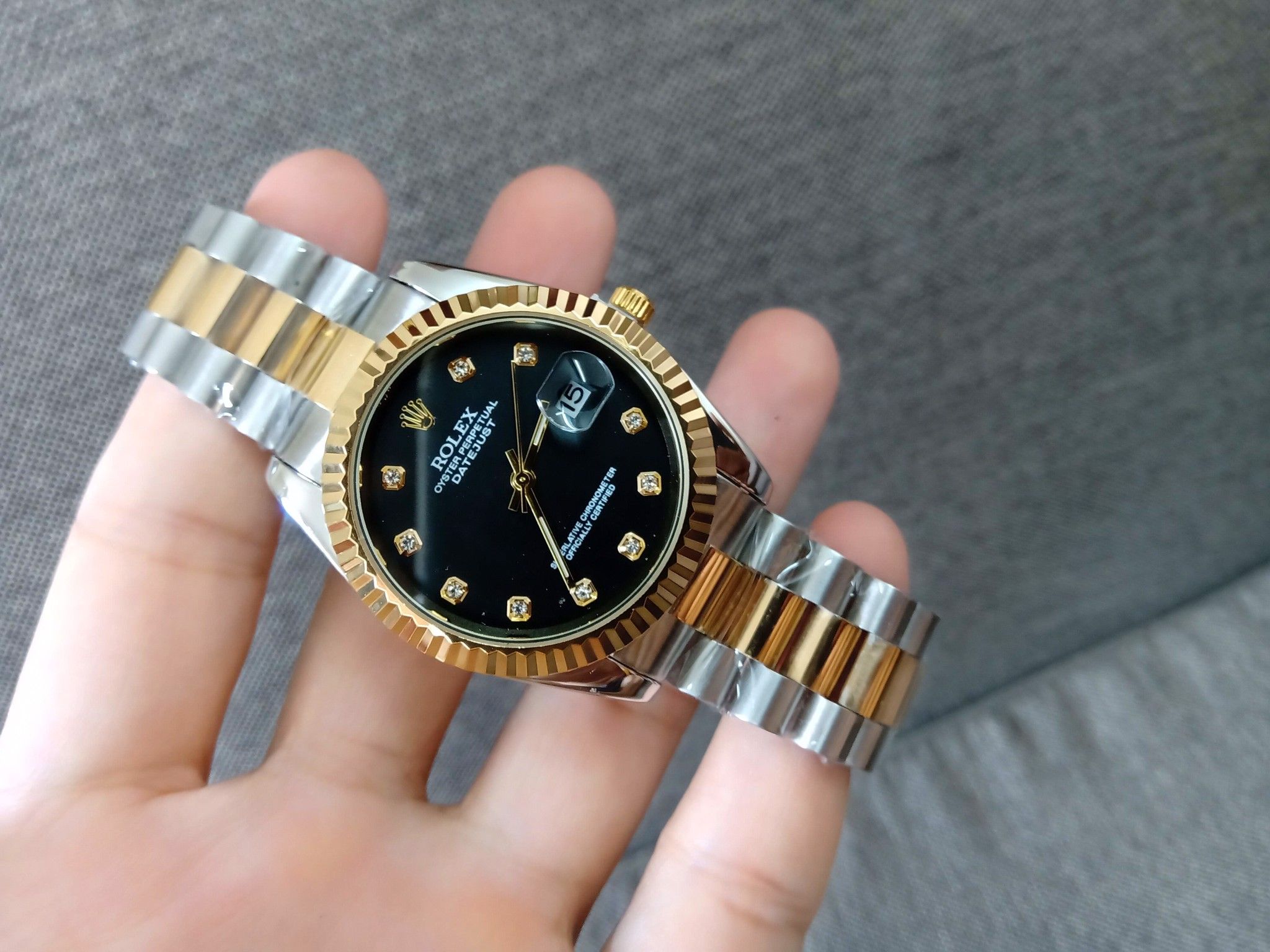 Đồng hồ Rolex mặt đen, dây đờ mi, máy Nhật