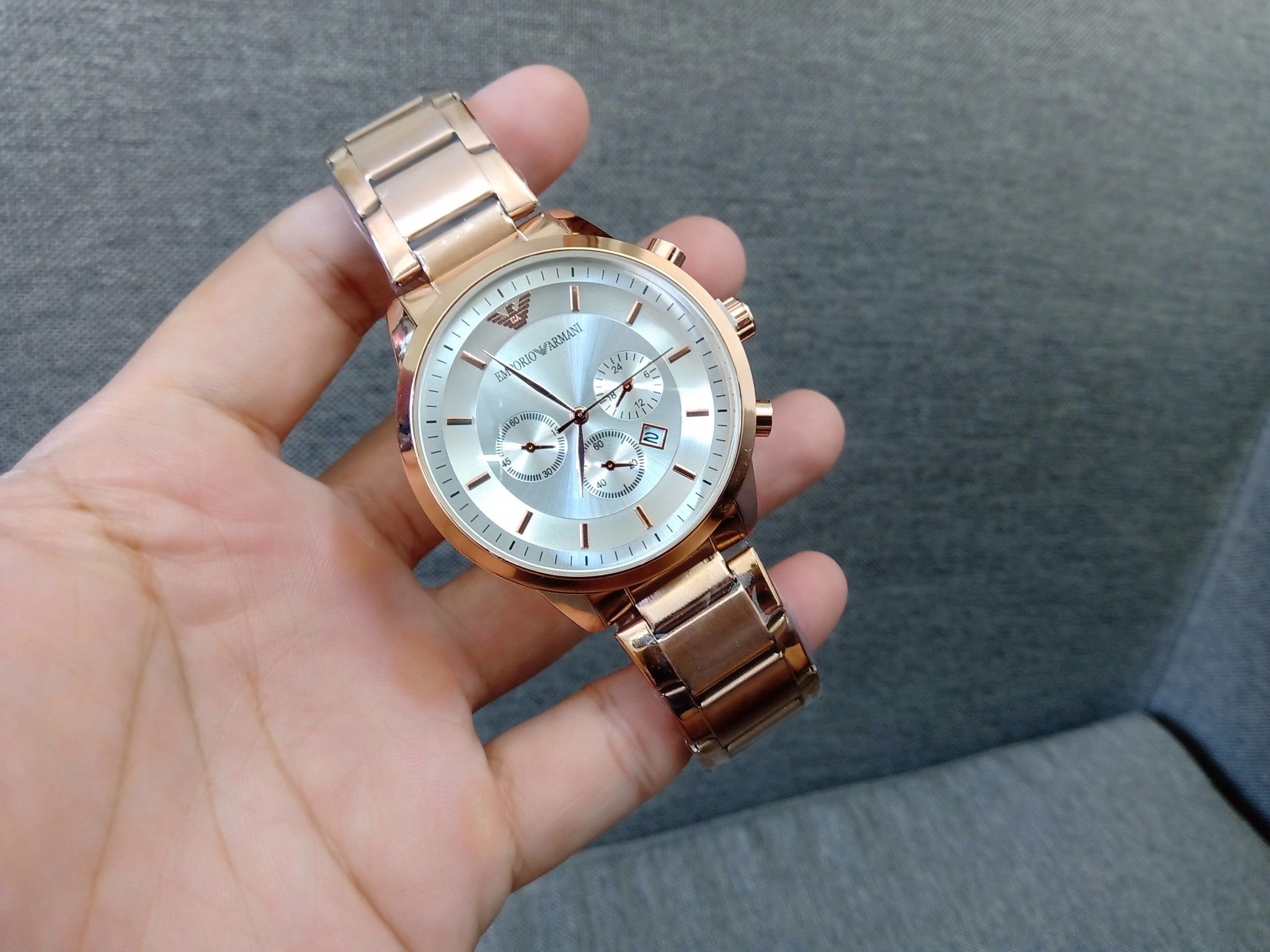 Đồng hồ nam Emporio Armani mặt trắng, dây mạ vàng, kính saphia, máy nhật, size 43mm