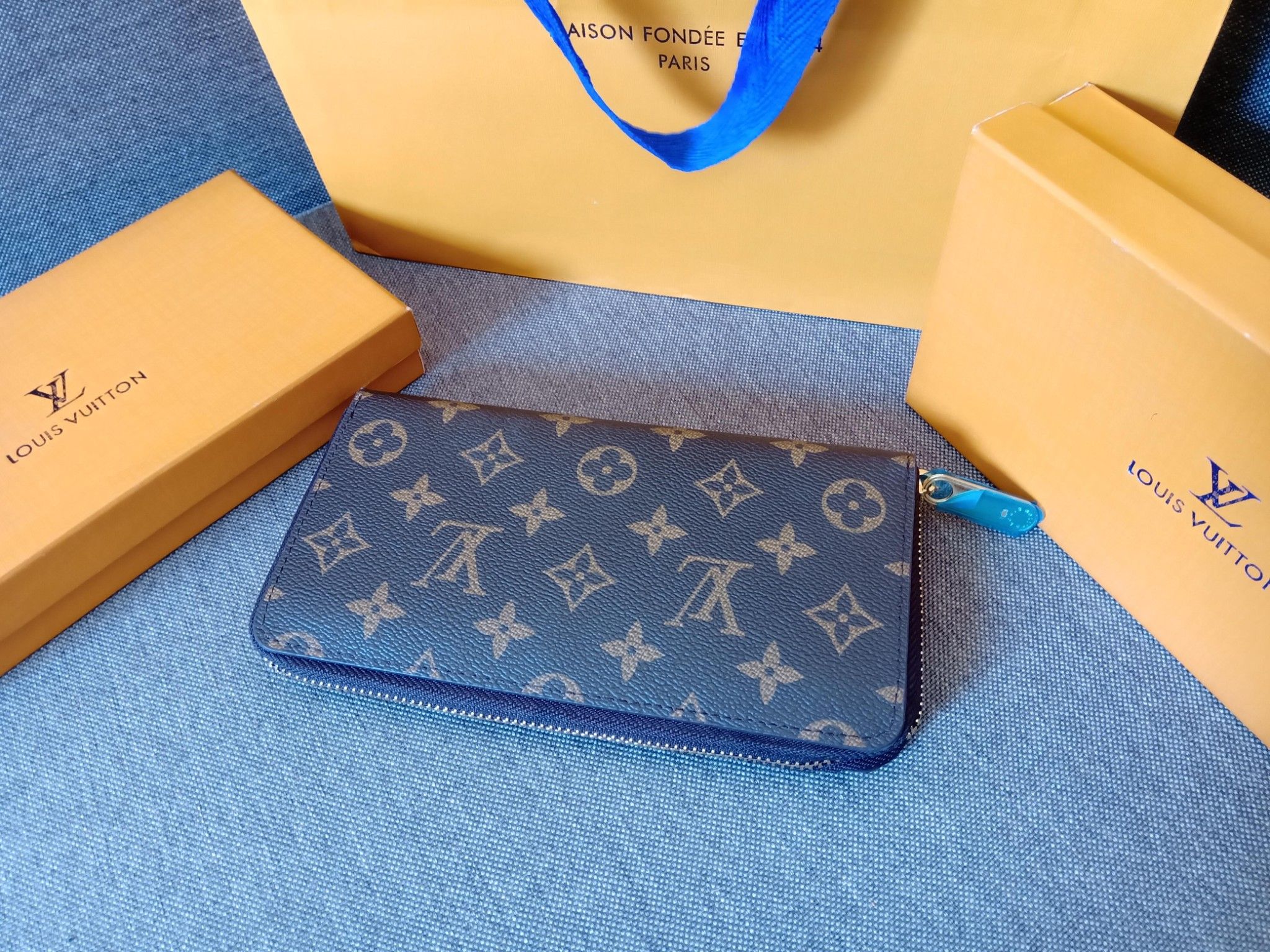 Ví dài nam Louis Vuitton Brazza mono nâu vàng