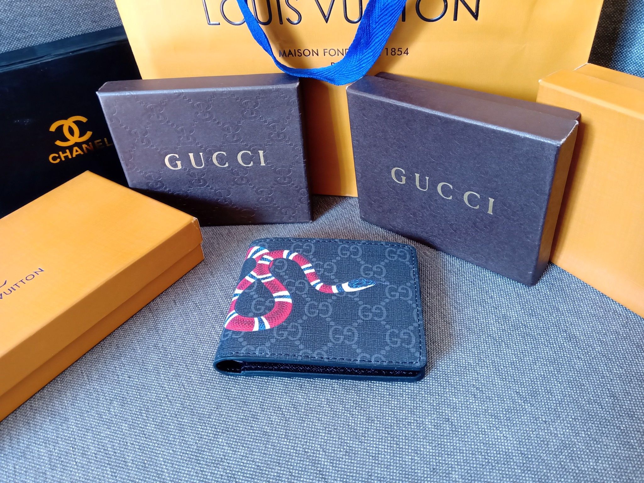 Ví da nam Gucci họa tiết Rắn thần - Kiểu dáng gập gọn Classic