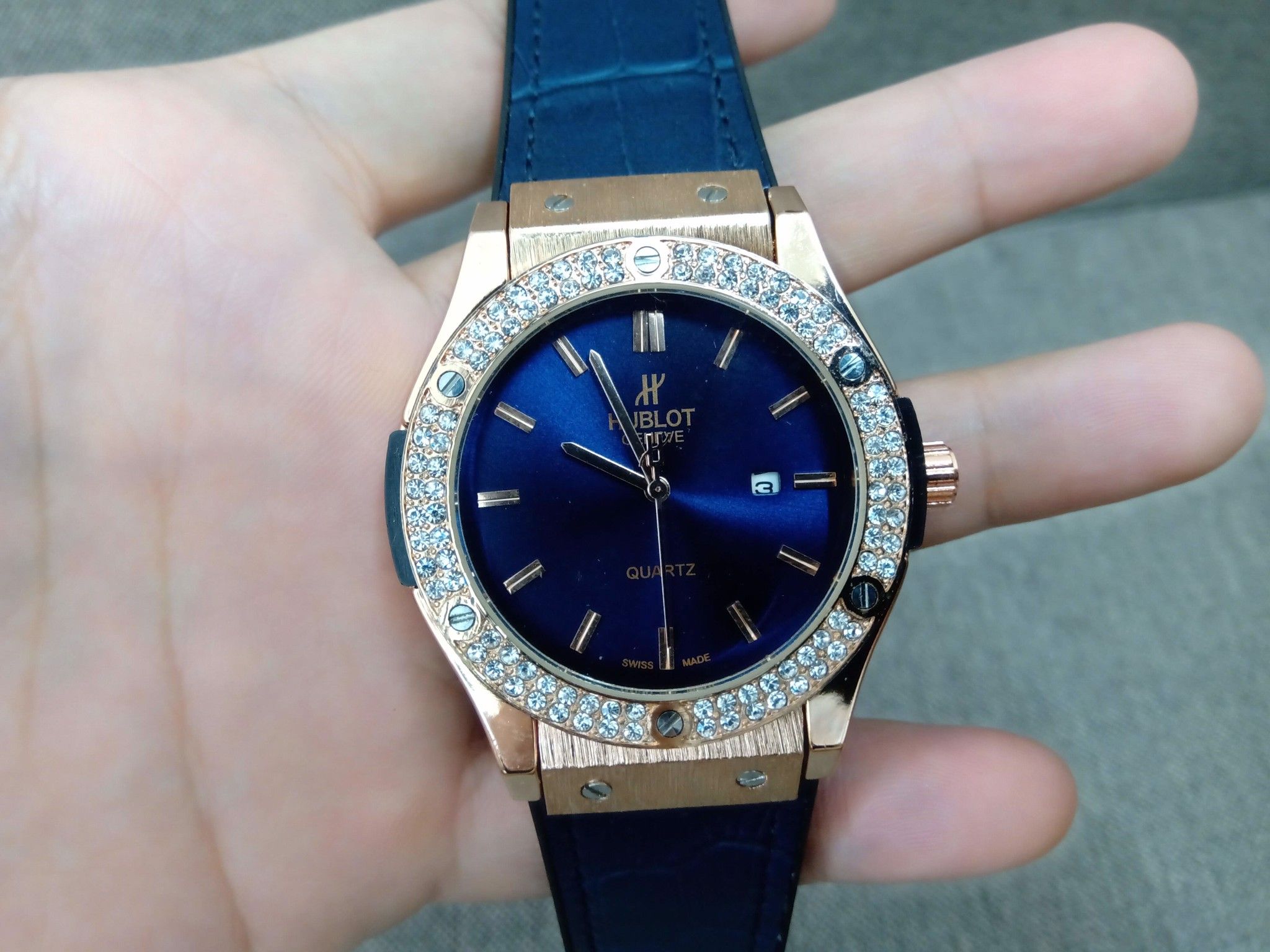 Đồng hồ Hublot Geneve mạ vàng, viền đá, dây xanh, máy Nhật, kính saphia