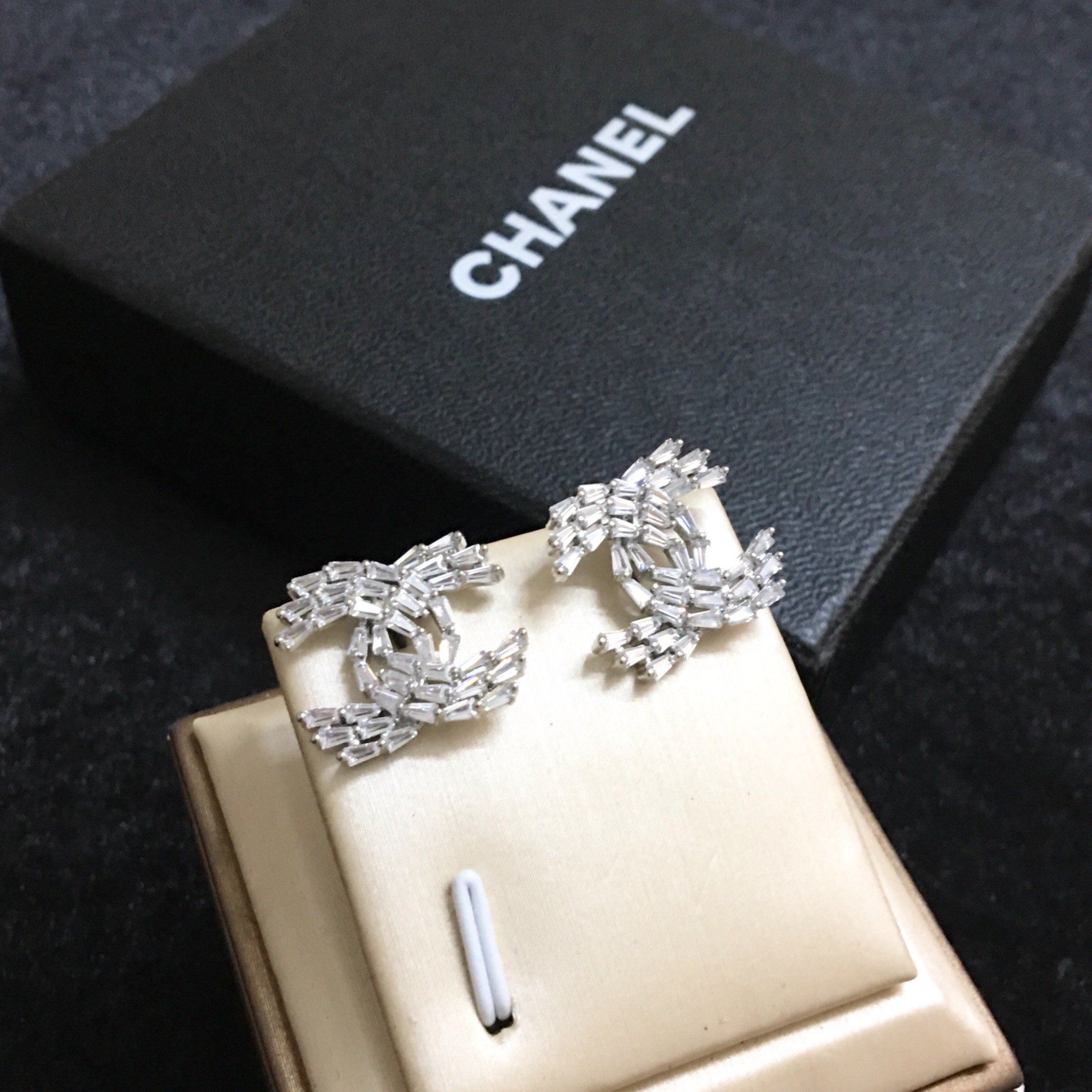 Bộ Trang Sức Chanel Trắng - Cài Áo & Bông Tai Pha Lê (AG)