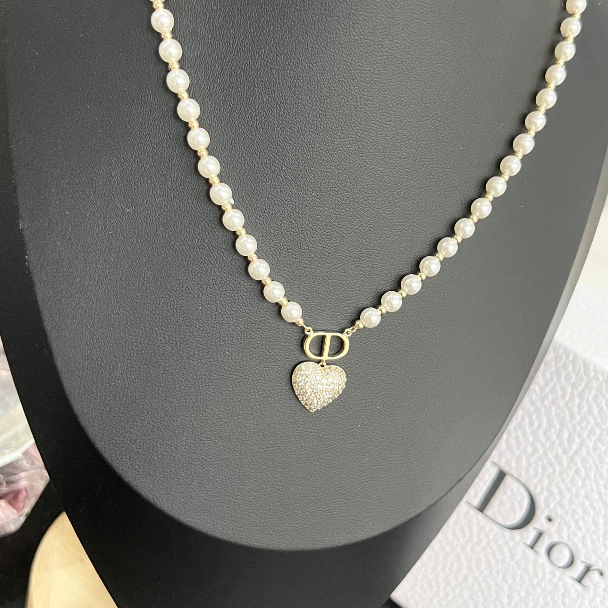 Dây Chuyền Ngắn - Dior Trái Tim Màu Vàng Ngọc Trai & Pha Lê Trắng (AI)