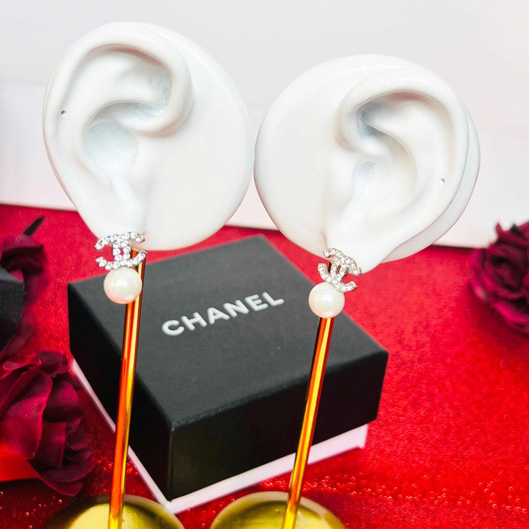 Bông Tai Chanel Màu Trắng Ngọc Trai & Pha Lê (CI)