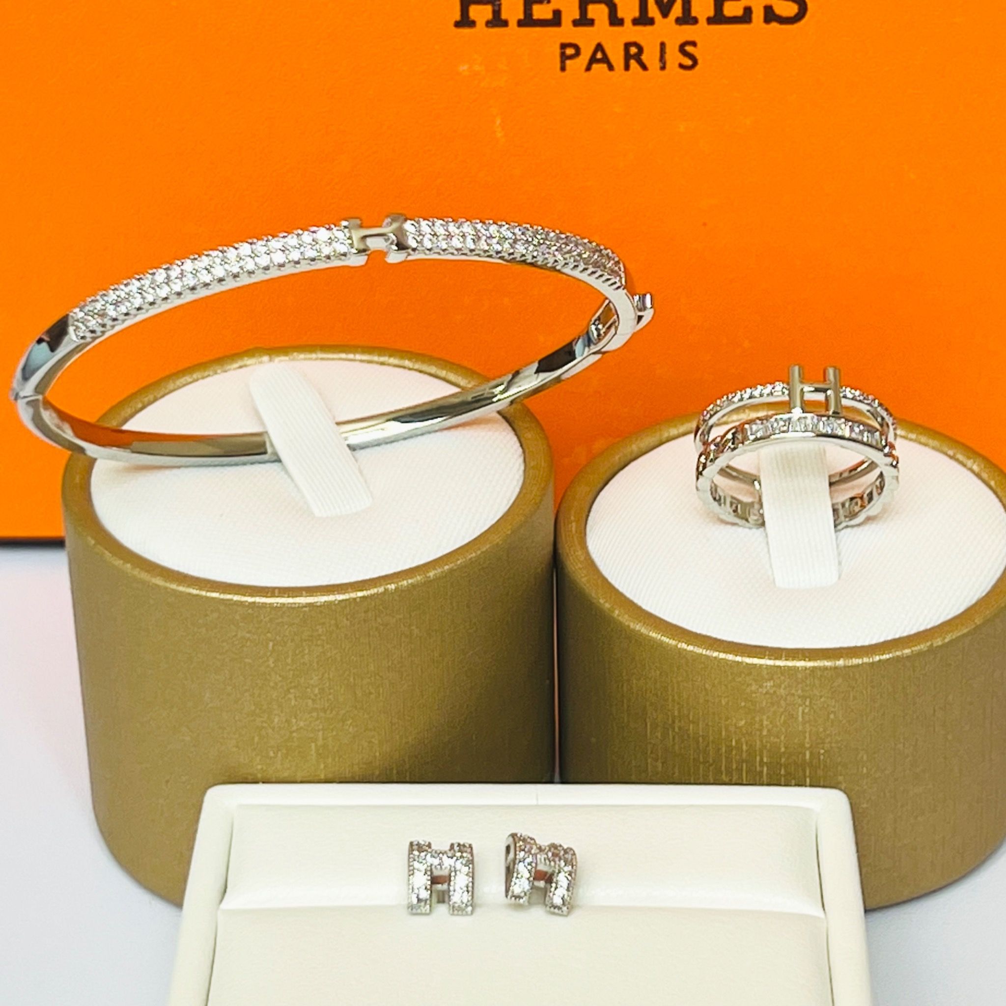 Bộ Trang Sức Hermes Trắng - Vòng Tay, Nhẫn & Bông Tai Pha Lê (AA)
