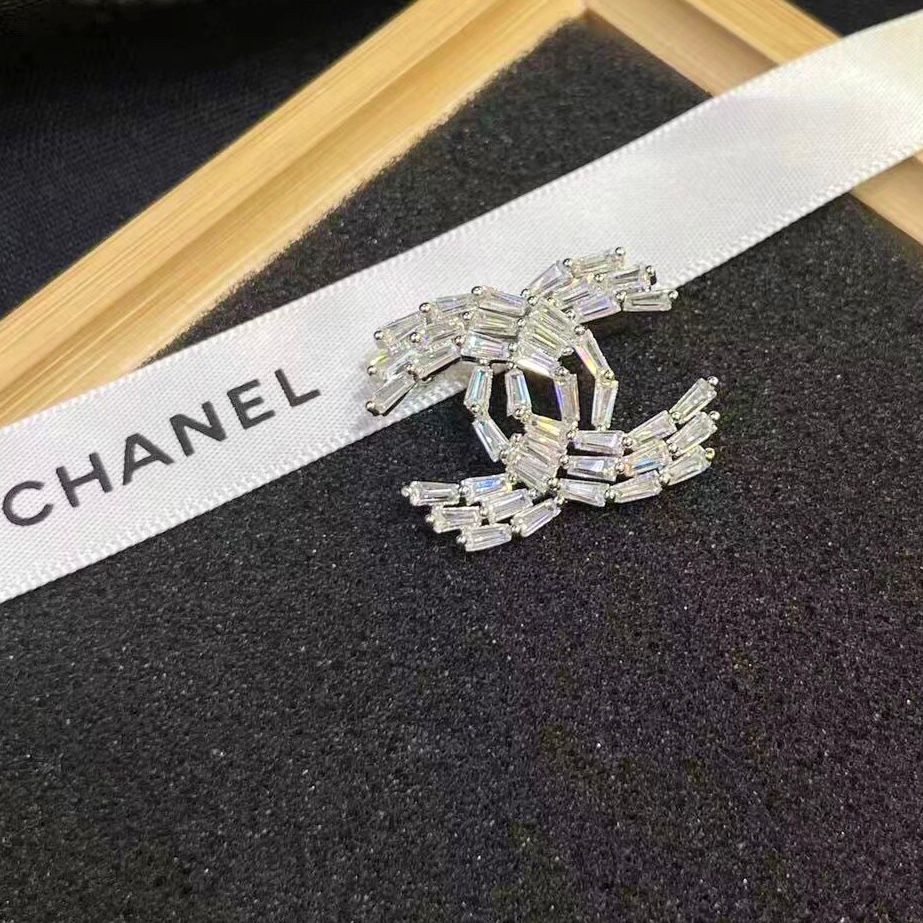 Cài Áo Nam, Nữ - Chanel Lưới Size To Màu Trắng Pha Lê (AJ)