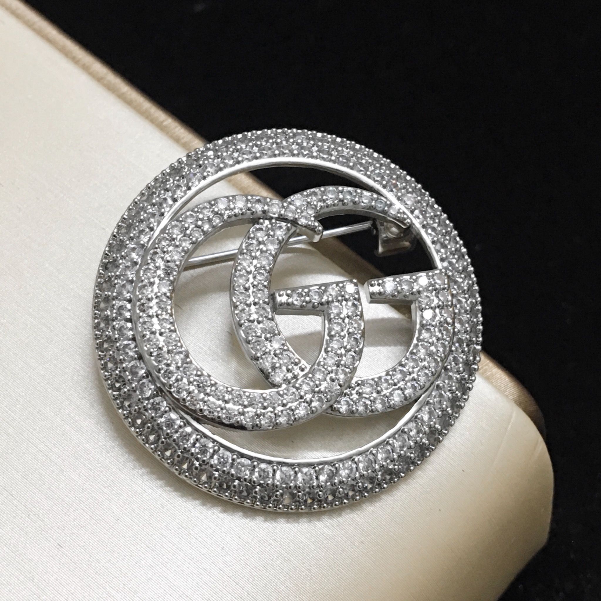 Cài Áo Nam, Nữ - Gucci Màu Trắng Pha Lê (AG)