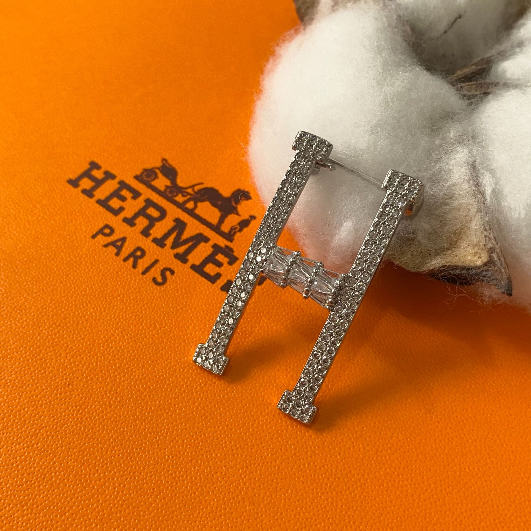 Cài Áo Hermes Màu Trắng Pha Lê (AB)