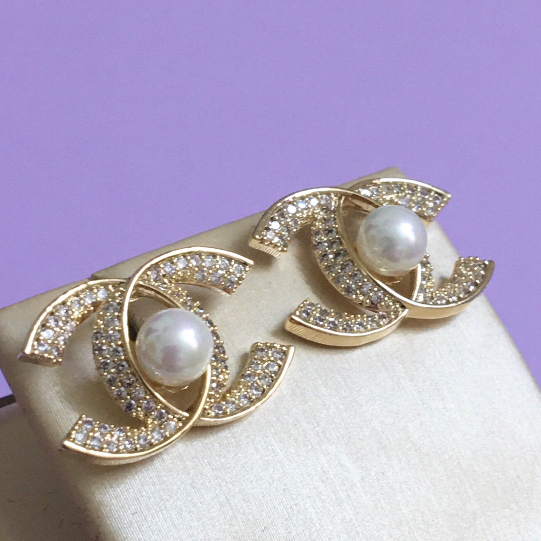 Bộ Trang Sức Chanel Vàng Hồng - Cài Áo & Bông Tai Ngọc Trai & Pha Lê Trắng (AE)