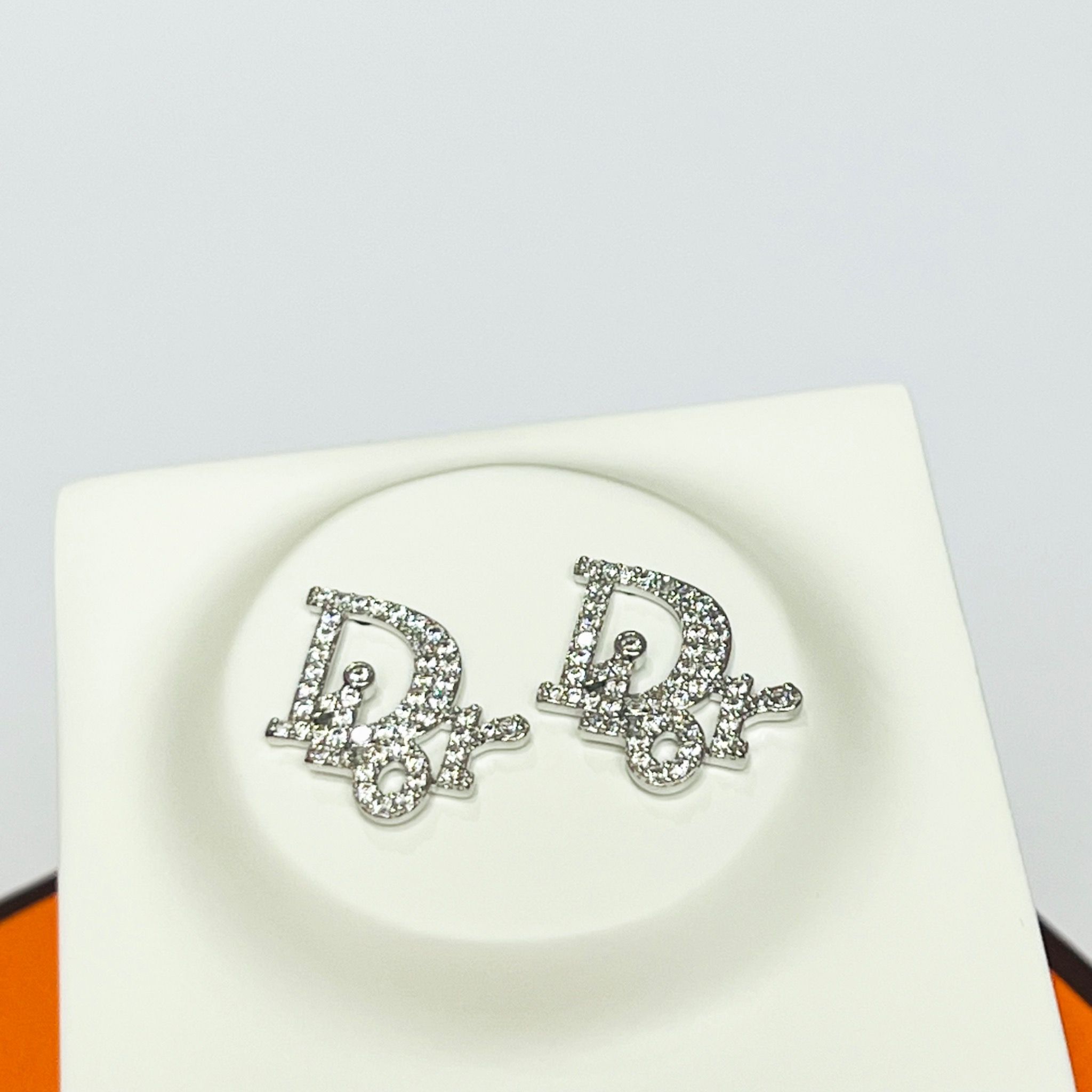 Bông Tai Dior Màu Trắng 1,5cm Pha Lê (AT)