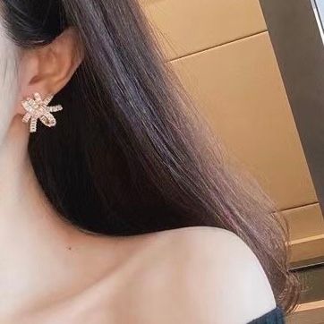 Bông Tai Nơ Xoắn Bản To Màu Vàng Pha Lê Trắng (AB)