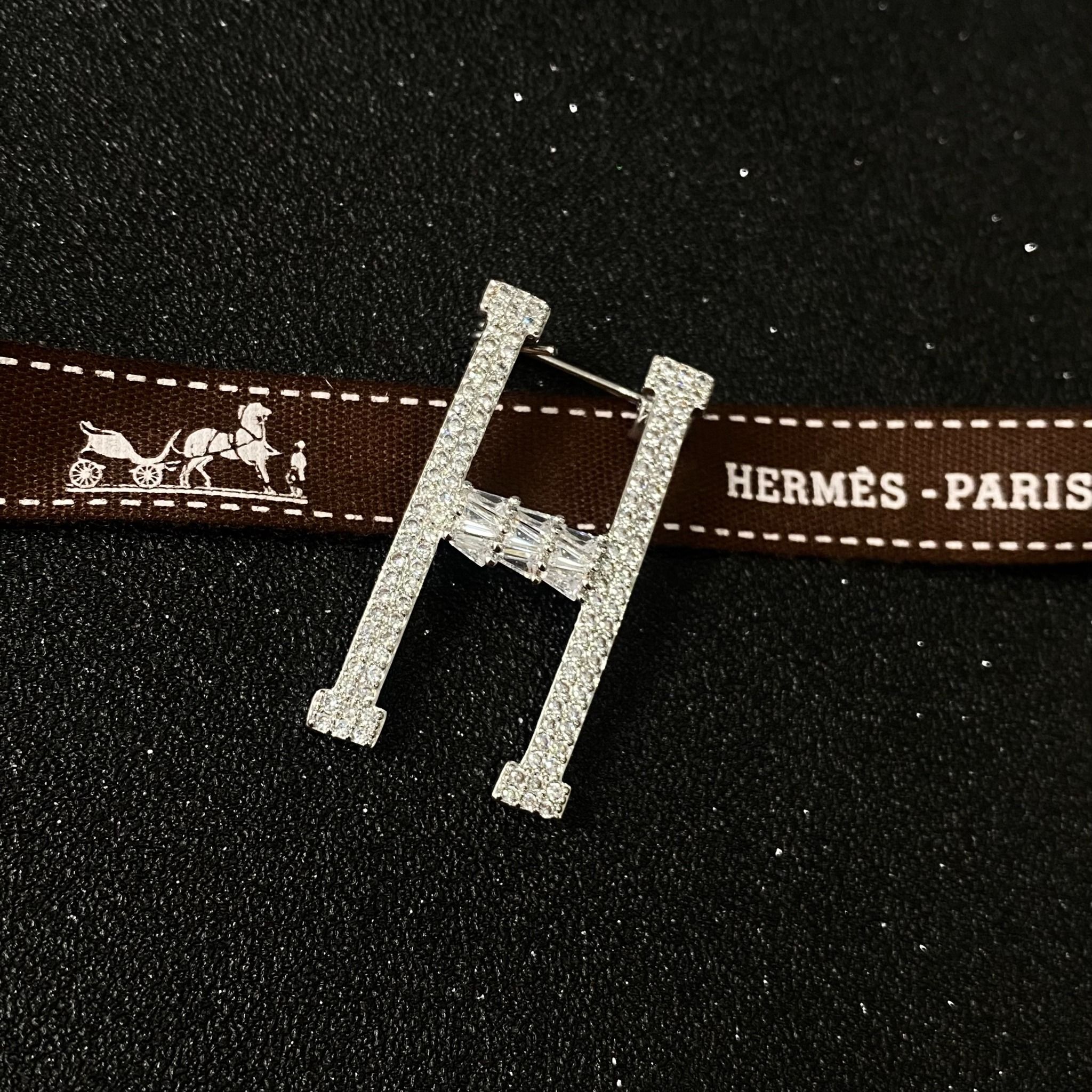 Cài Áo Hermes Màu Trắng Pha Lê (AB)