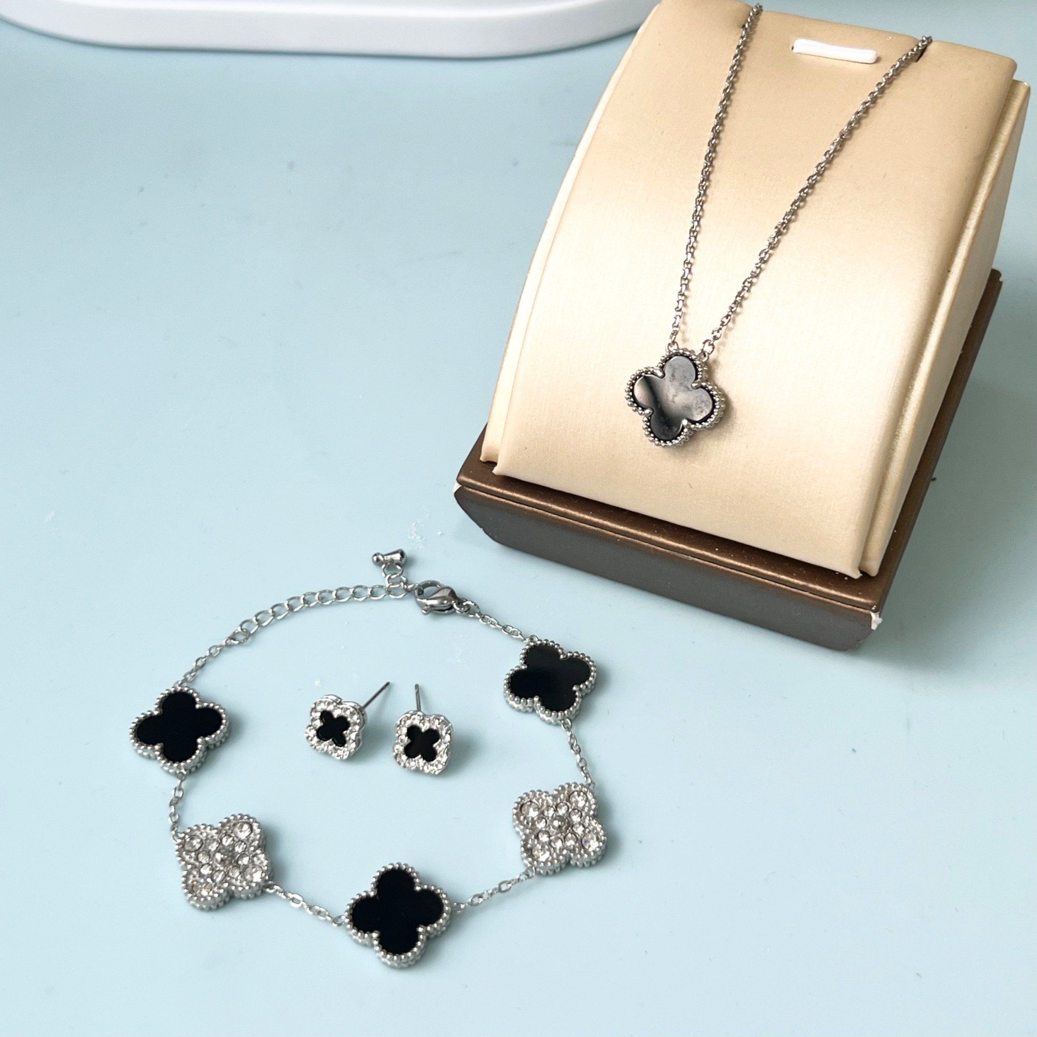 Bộ Trang Sức Cỏ 4 Lá May Mắn Trắng Đen Size 1cm - Dây Chuyền, Vòng Tay & Bông Tai Pha Lê (AN)