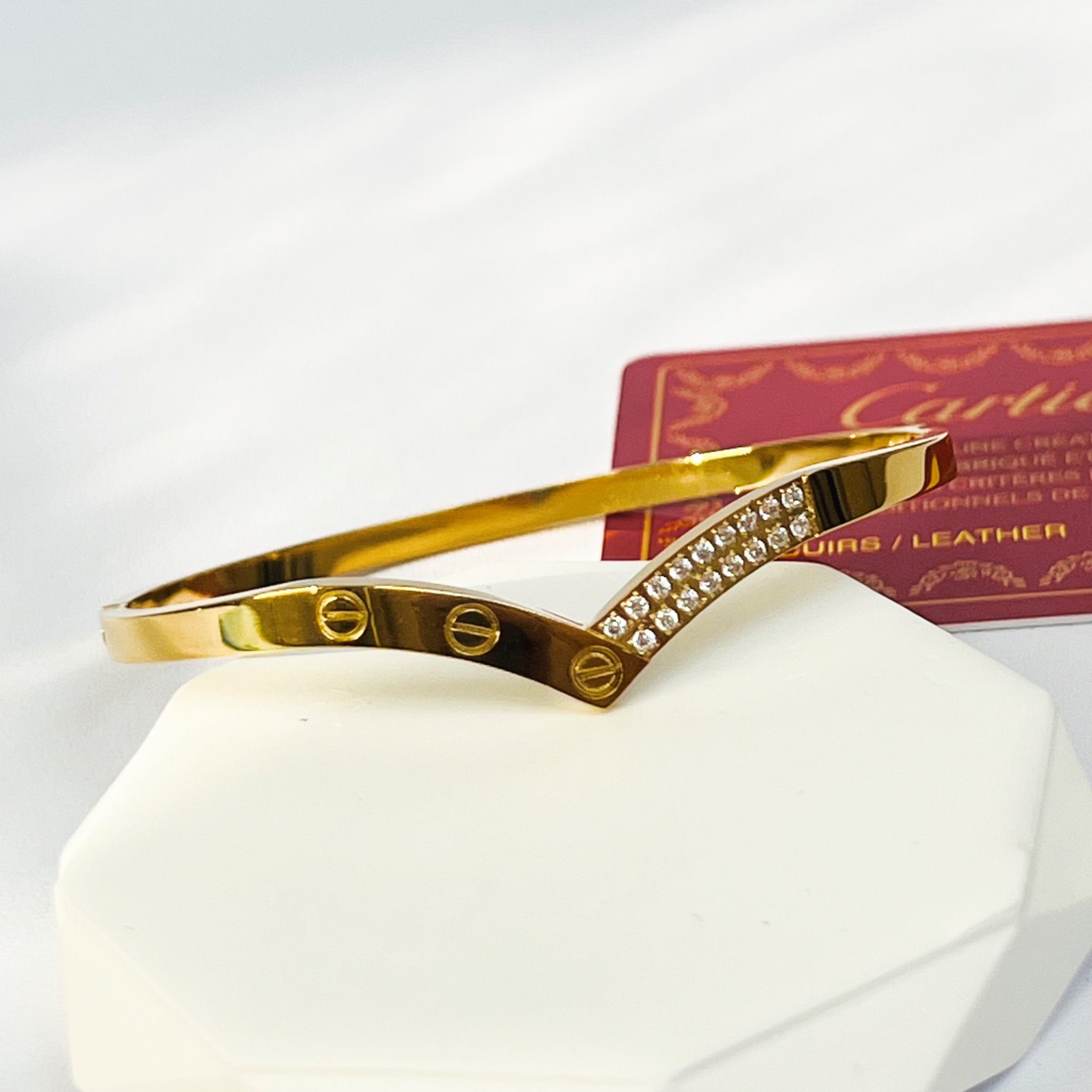 Vòng Tay TiTan Cao Cấp - Cartier Màu Vàng Pha Lê Trắng (AK)