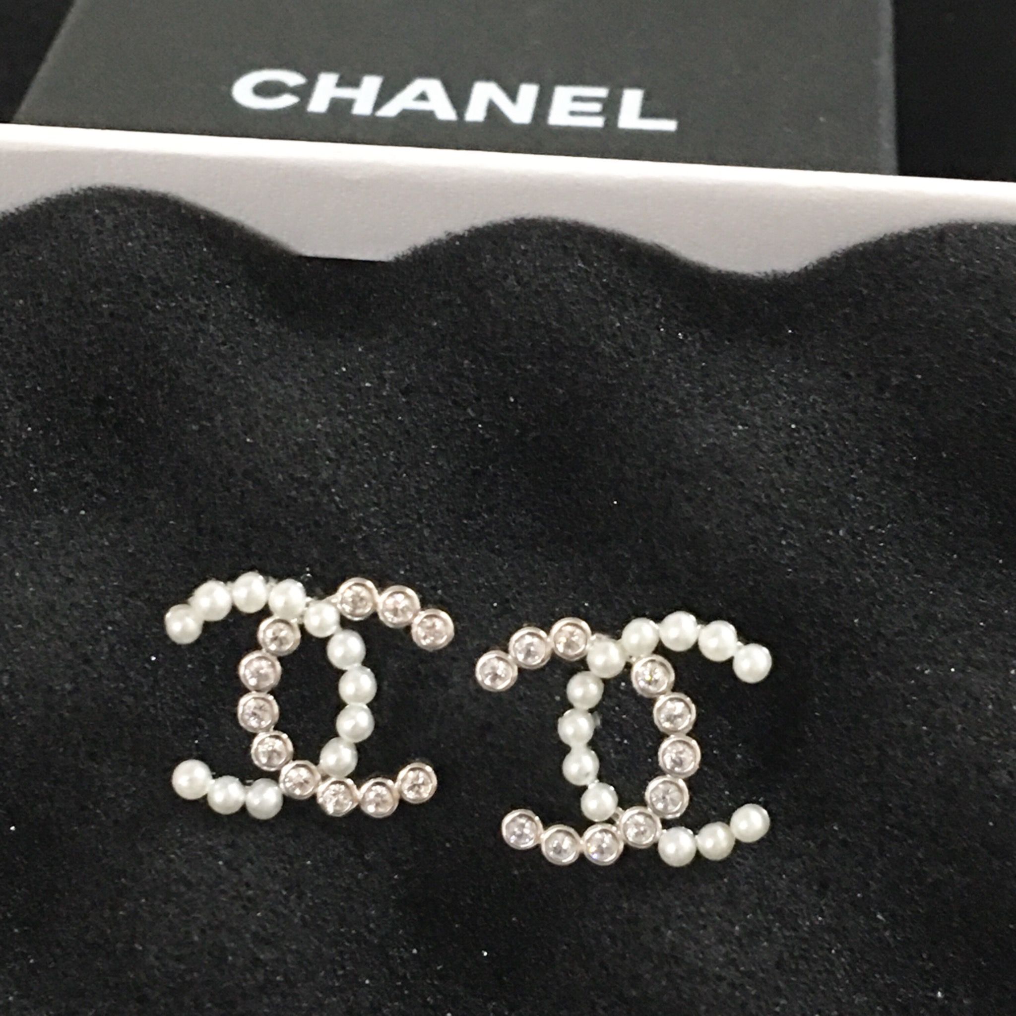Bông Tai Chanel Bản To Màu Trắng Ngọc Trai & Pha Lê (AM)