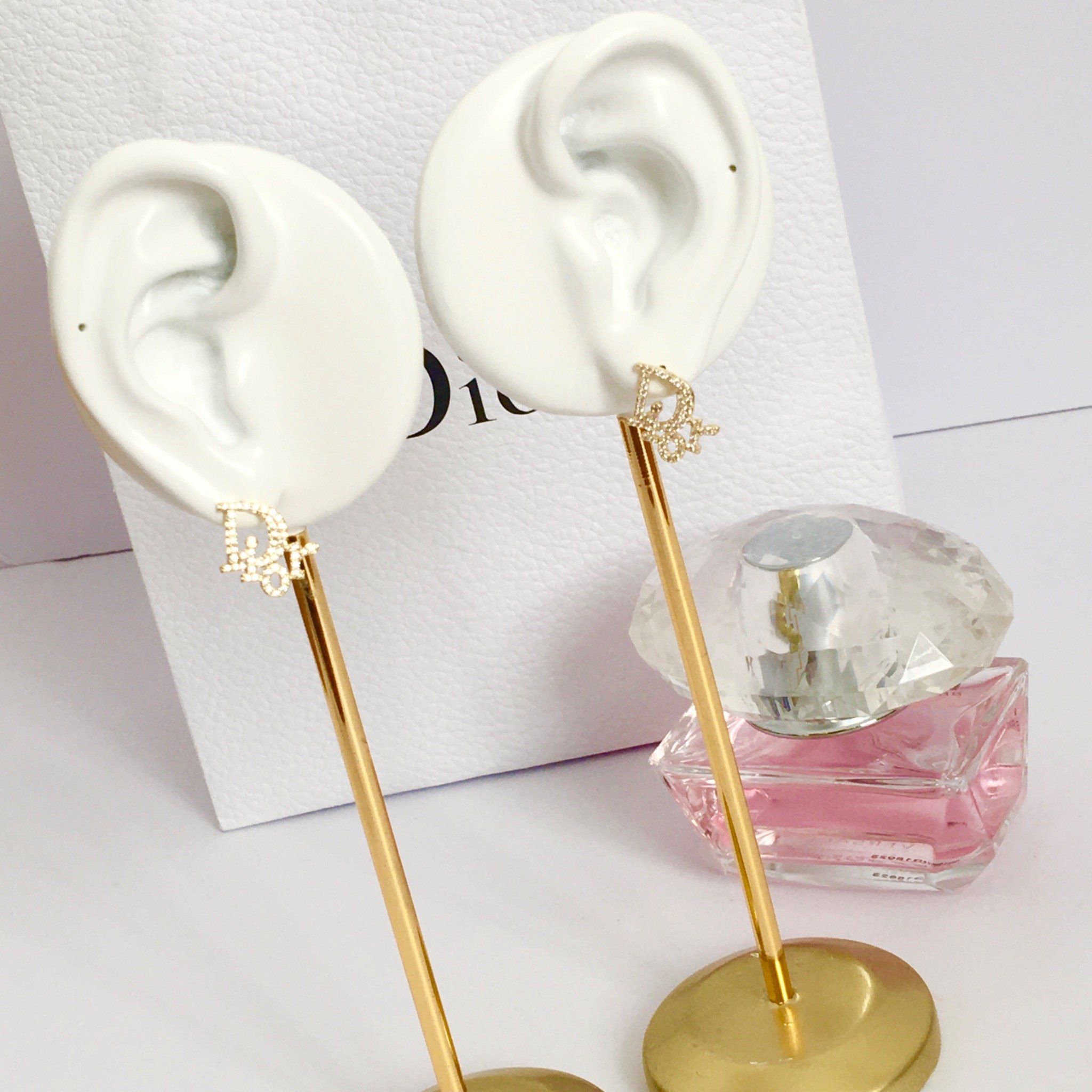 Bông Tai Dior Màu Vàng 1,2cm Pha Lê Trắng (AW)