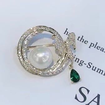 Cài Áo - Nơ Và Giọt Nước Pha Lê Xanh & Ngọc Trai (AI)