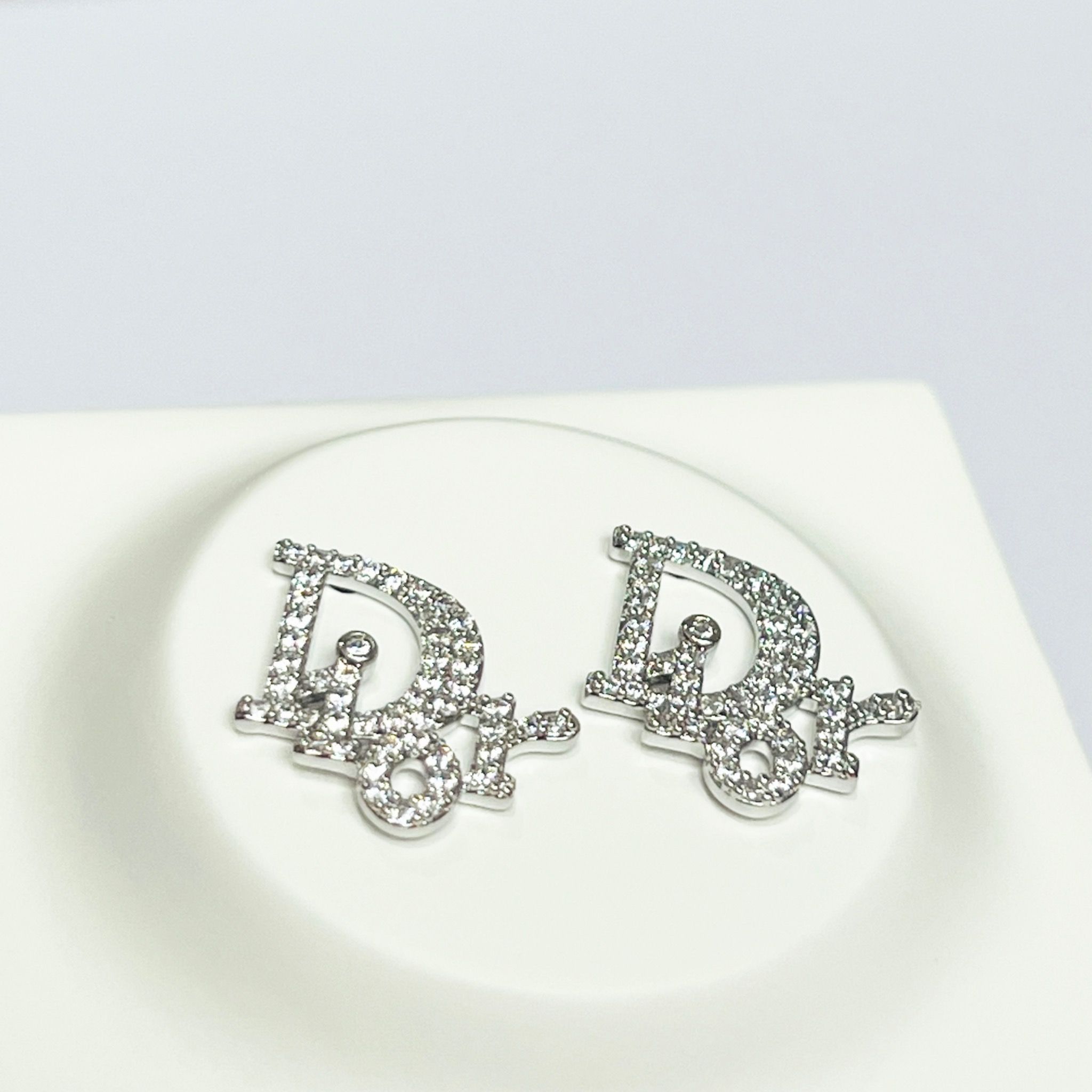Bông Tai Dior Màu Trắng 1,5cm Pha Lê (AT)