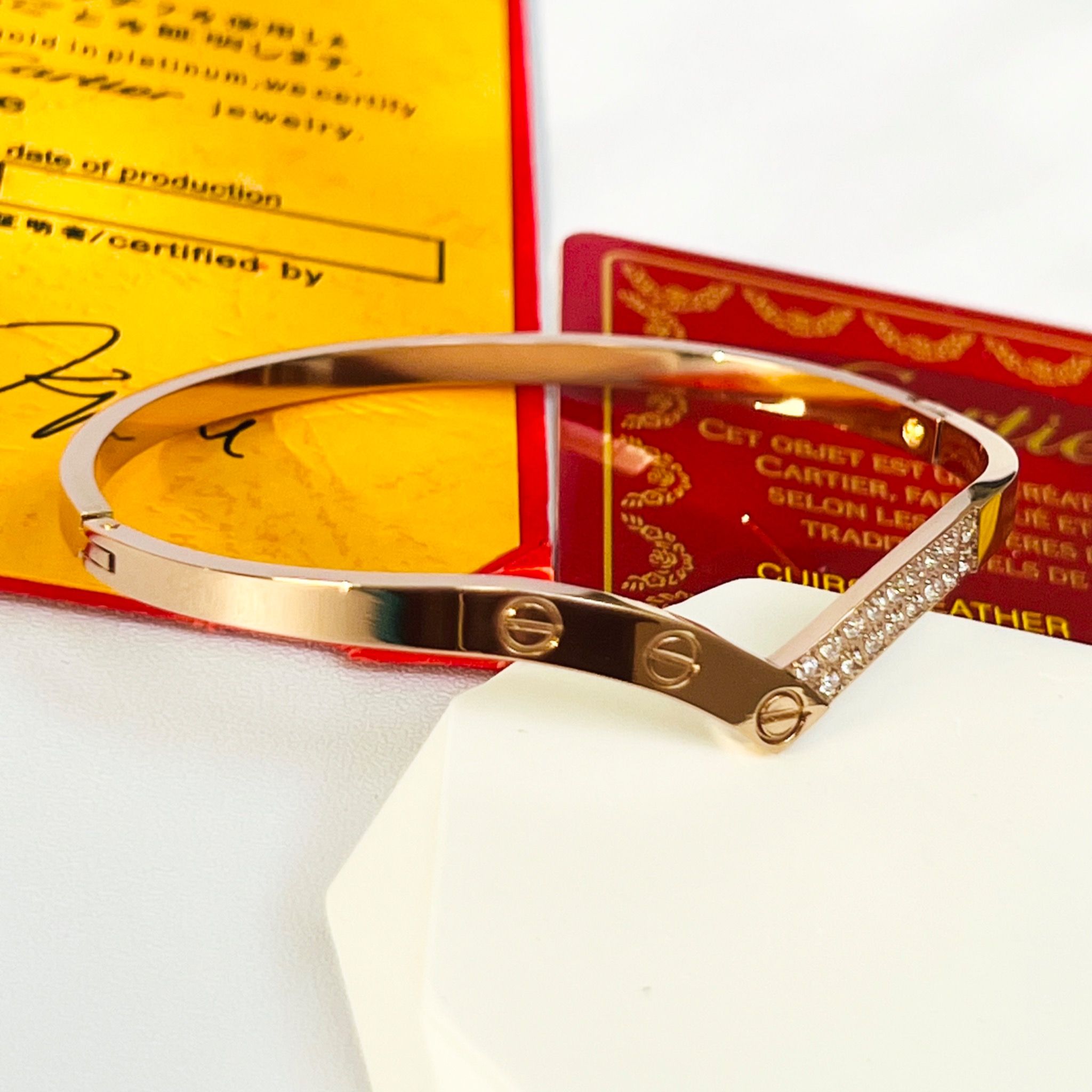 Vòng Tay TiTan Cao Cấp - Cartier Màu Vàng Hồng Pha Lê Trắng (AJ)