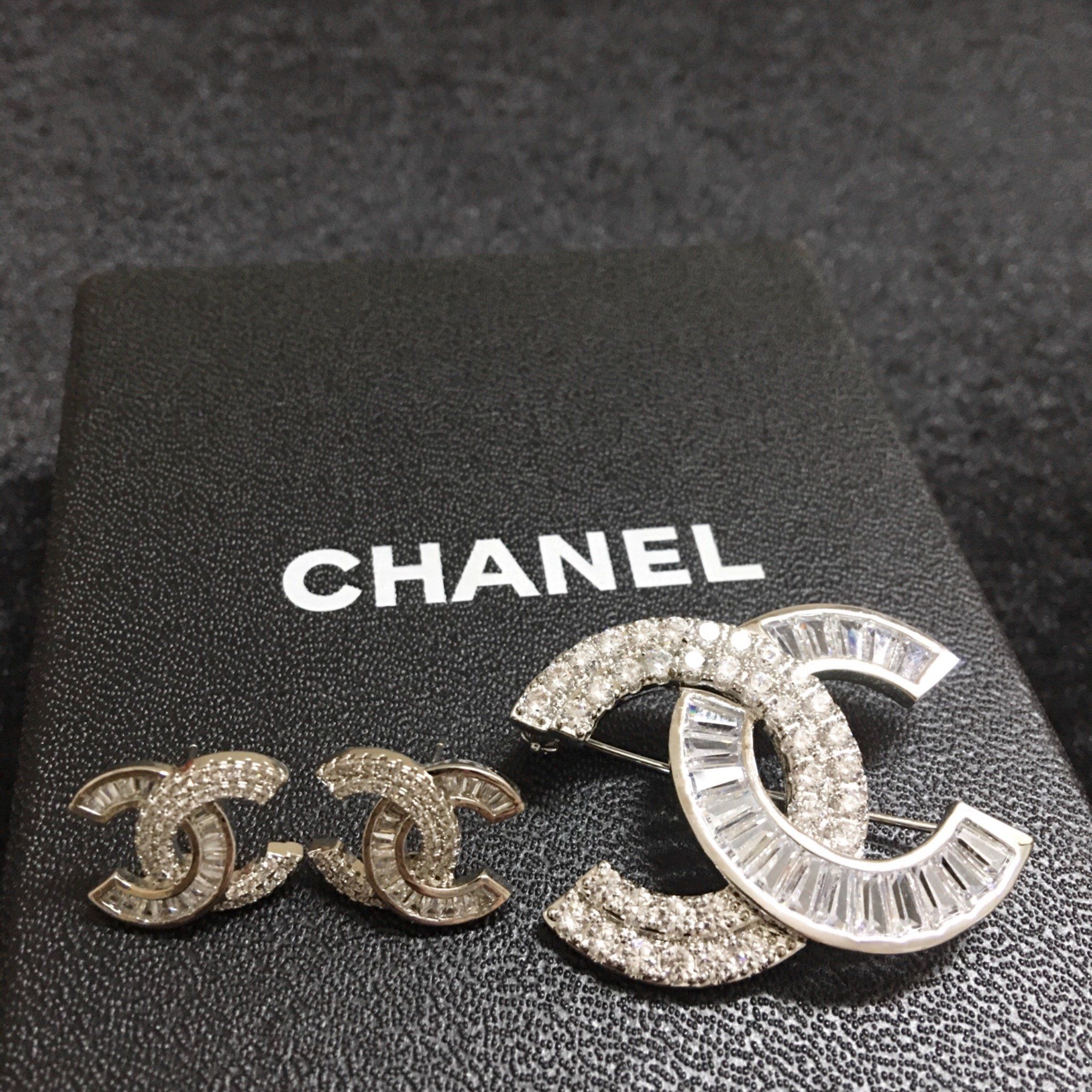 Bộ Trang Sức Chanel Trắng - Cài Áo & Bông Tai Pha Lê (AH)