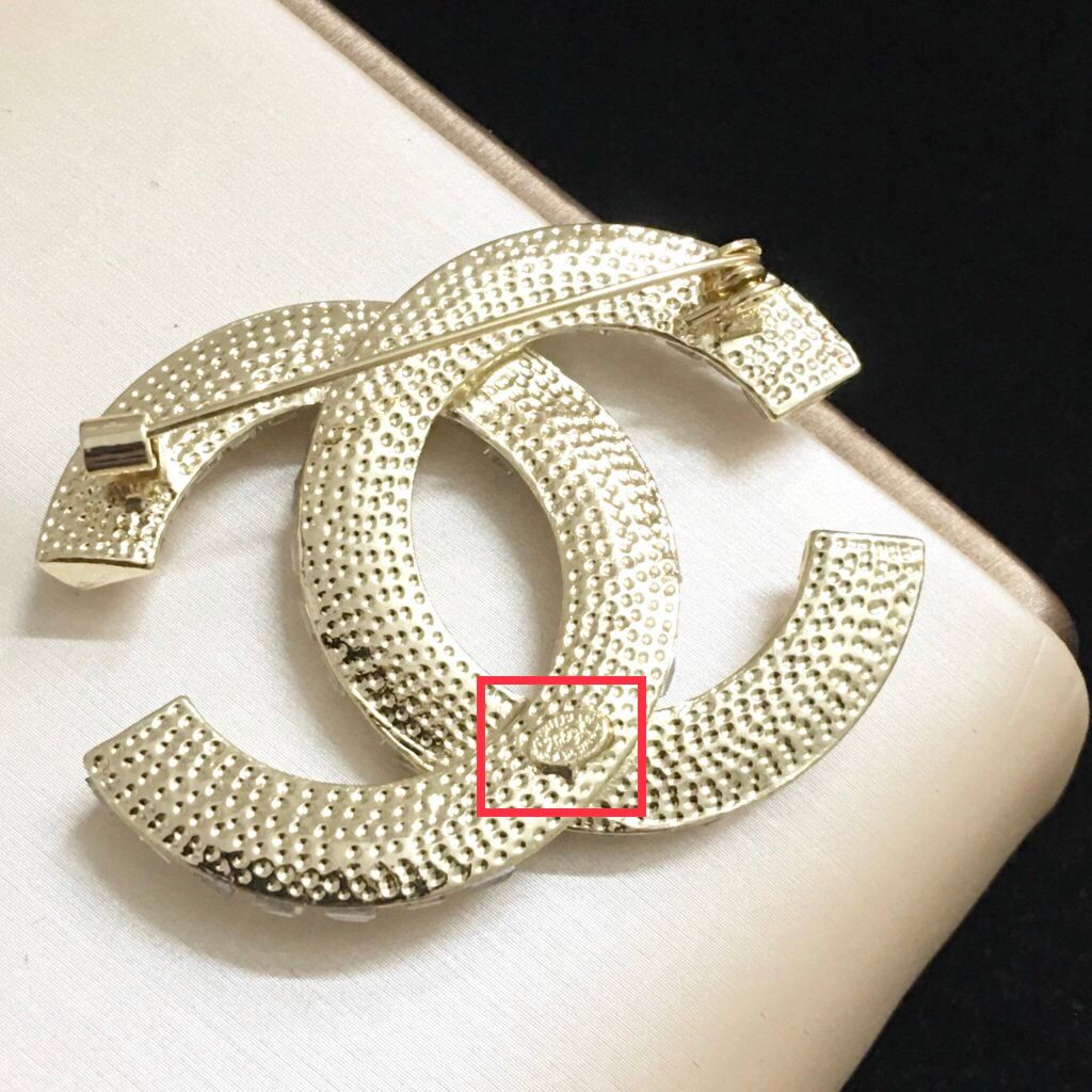 Cài Áo Nam, Nữ - Chanel Màu Vàng Bản To Pha Lê Trắng (BQ)