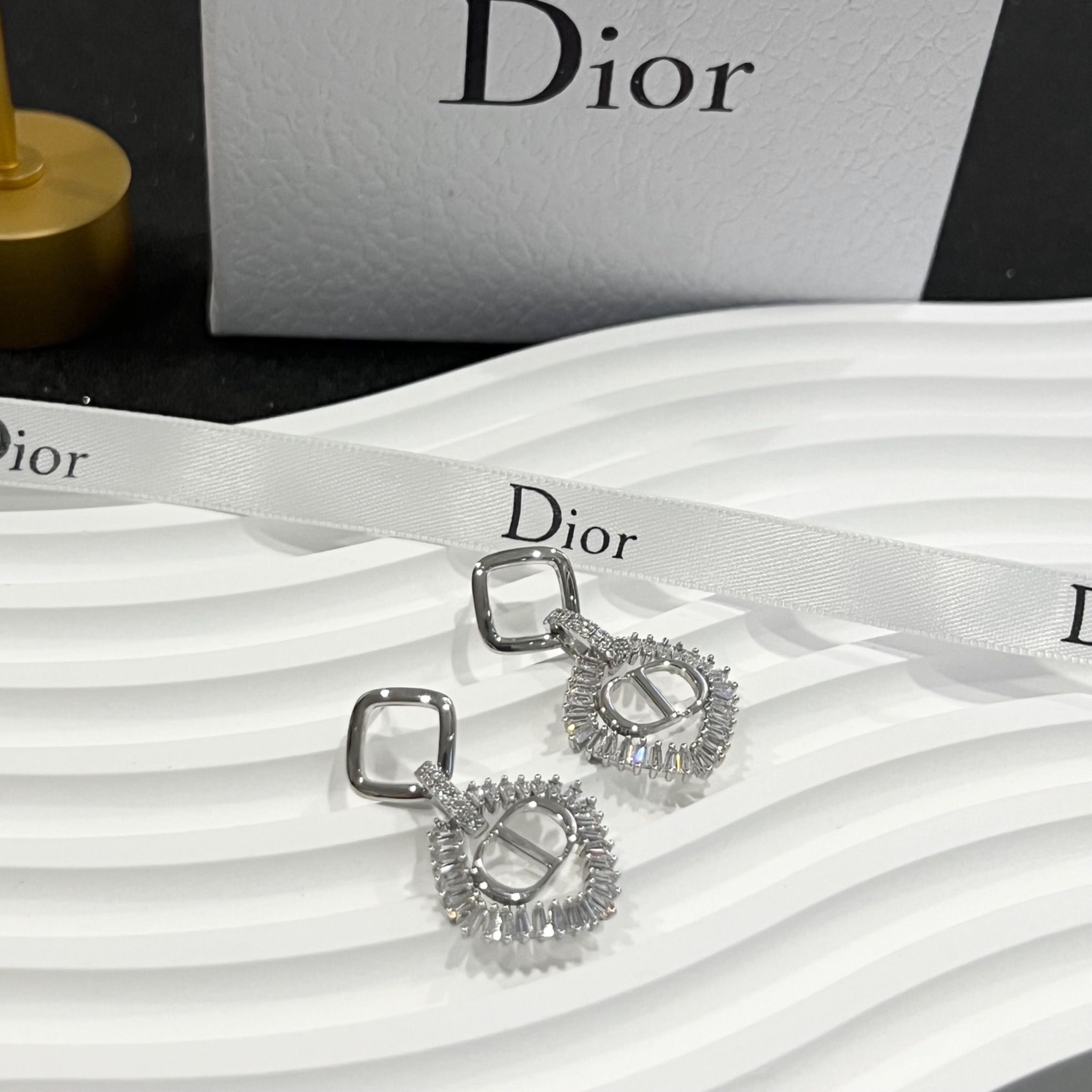 Bông Tai Dior Màu Trắng Pha Lê (AM)