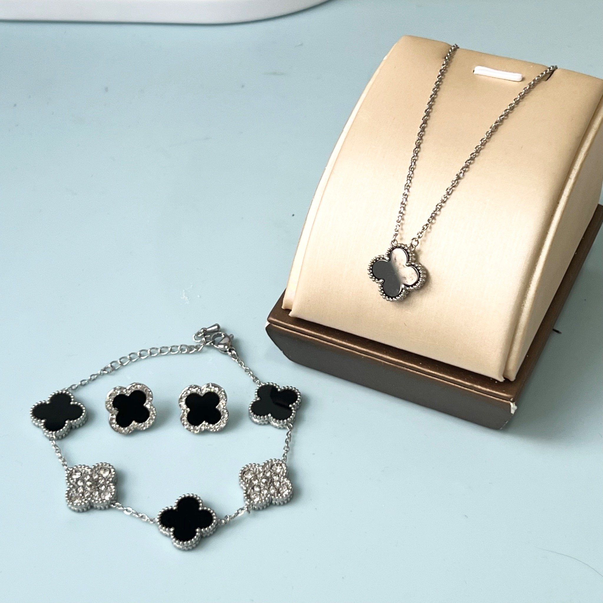 Bộ Trang Sức Cỏ 4 Lá May Mắn Vàng Đen Size 1,5cm - Dây Chuyền, Vòng Tay & Bông Tai Pha Lê (AO)