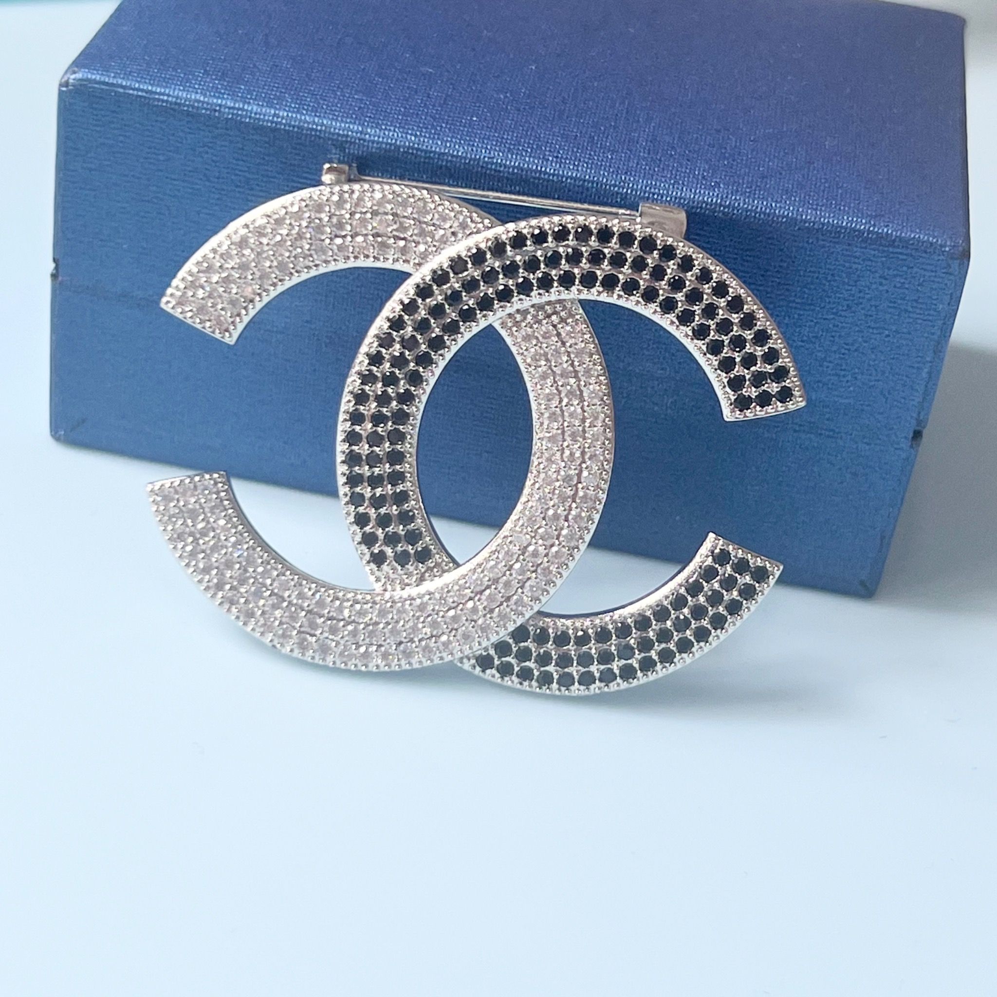 Cài Áo Chanel Màu Trắng Pha Lê Đen & Trắng (CX)