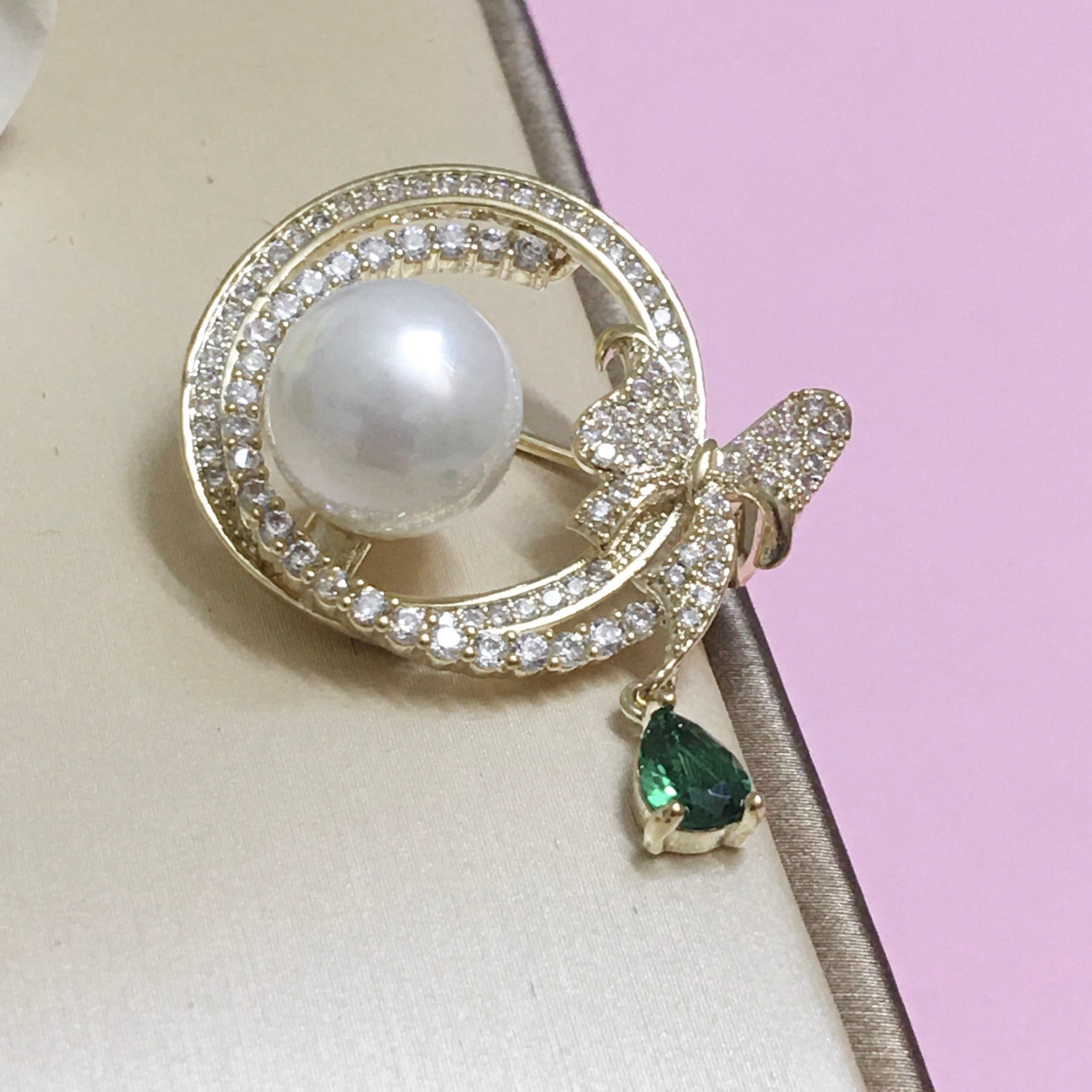 Cài Áo - Nơ Và Giọt Nước Pha Lê Xanh & Ngọc Trai (AI)