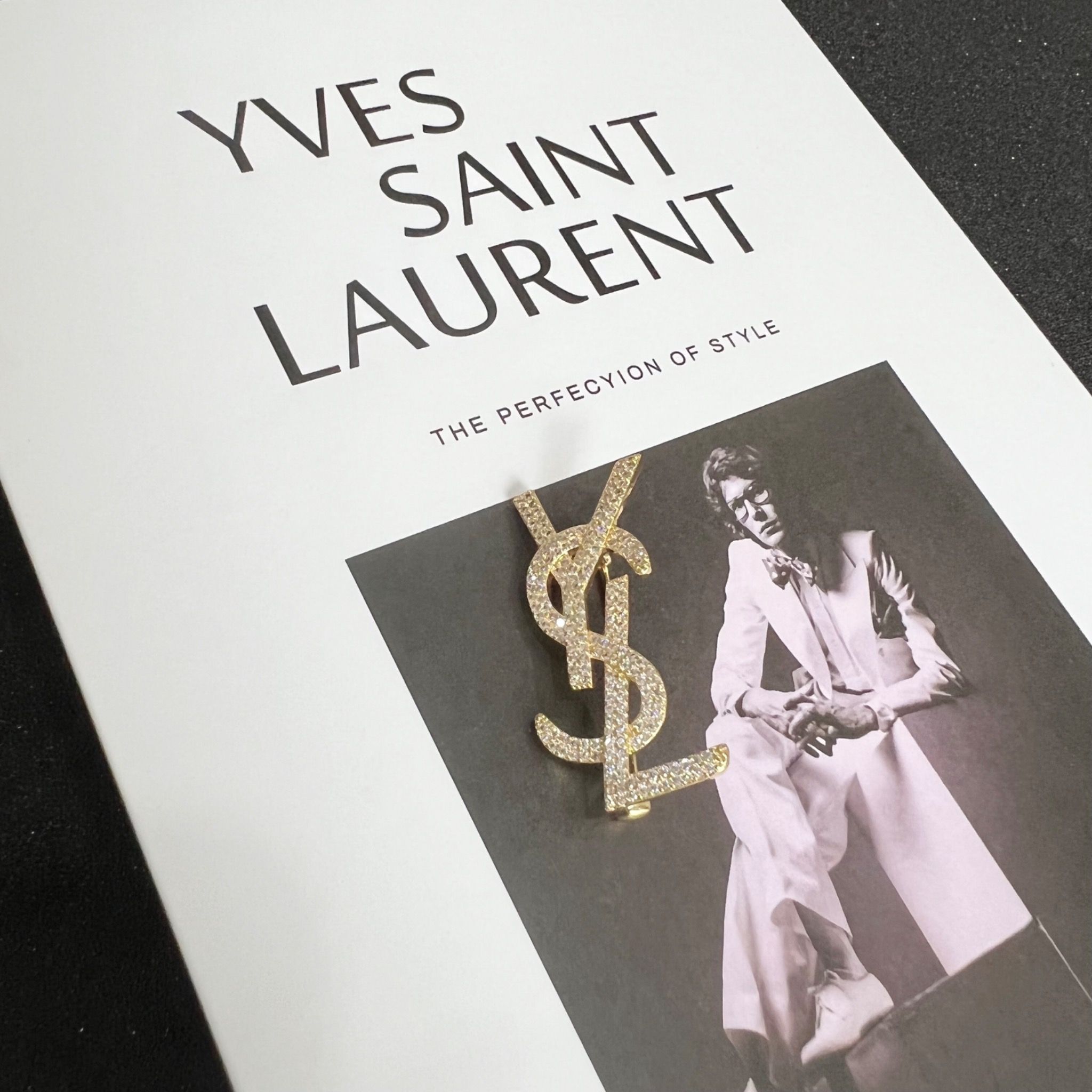 Cài Áo Nam, Nữ - YSL Màu Vàng Pha Lê Trắng (AK)