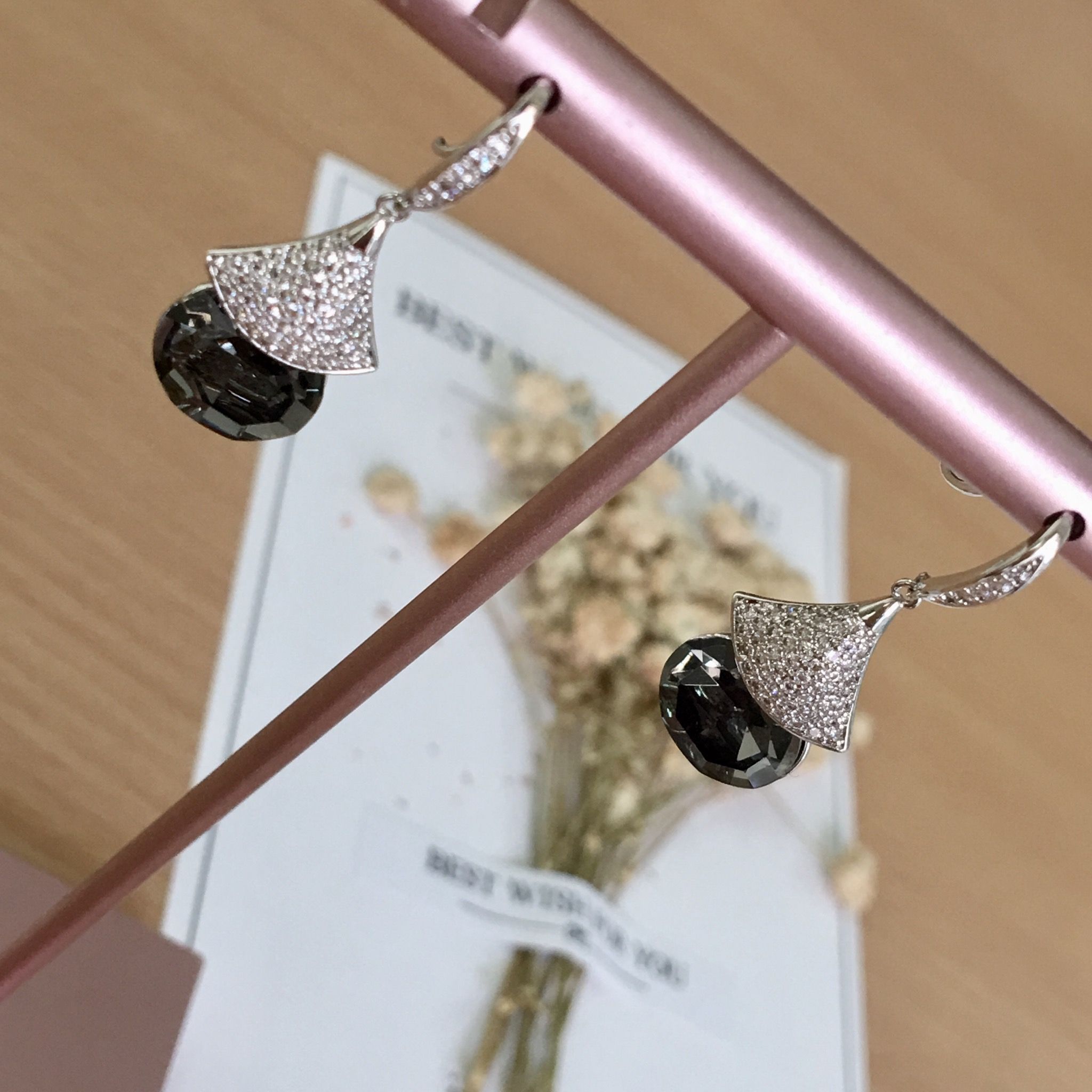 KHUYÊN TAI GIỌT NƯỚC PHA LÊ ĐEN (AK)