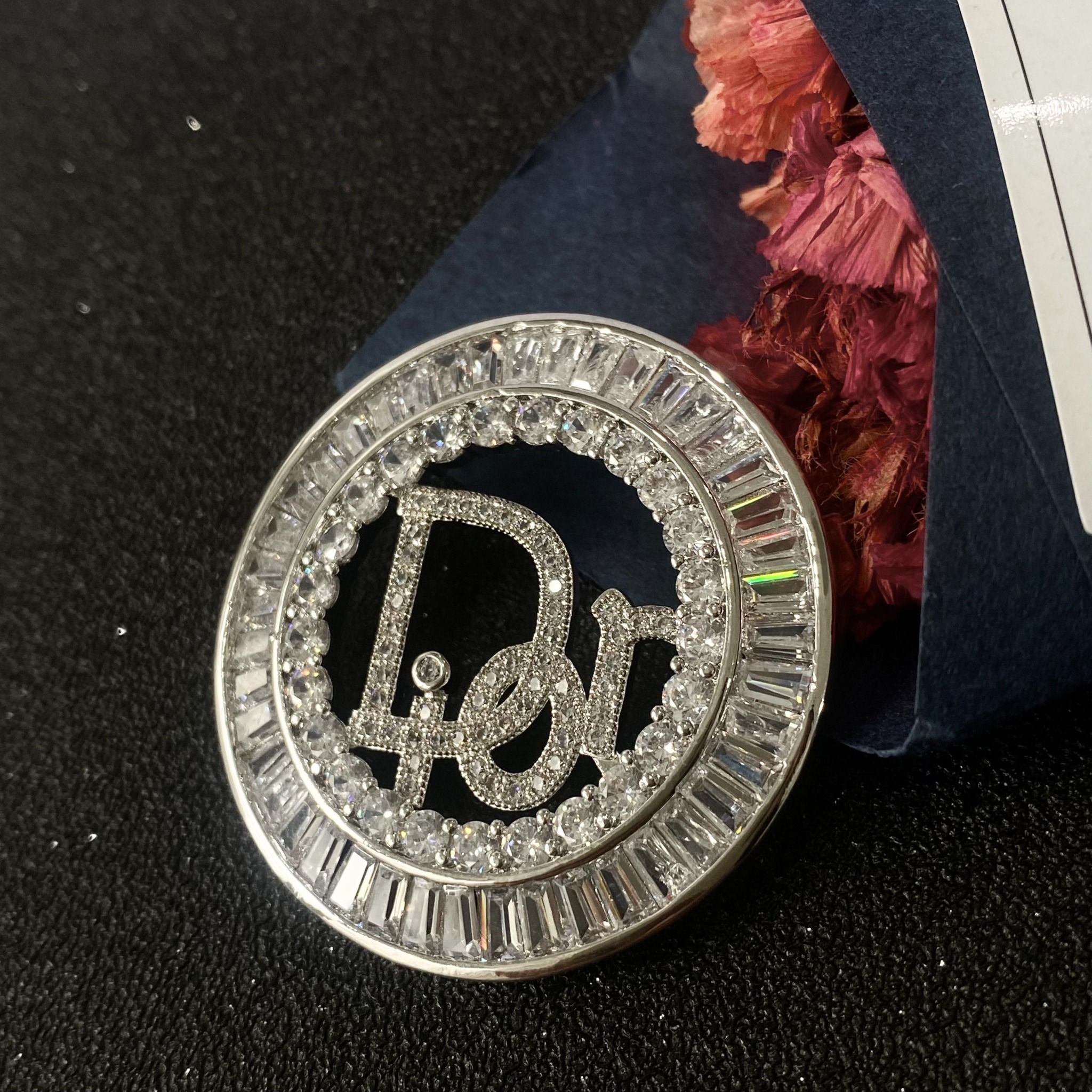 Cài Áo Nam, Nữ - Dior Màu Trắng Pha Lê (AS)