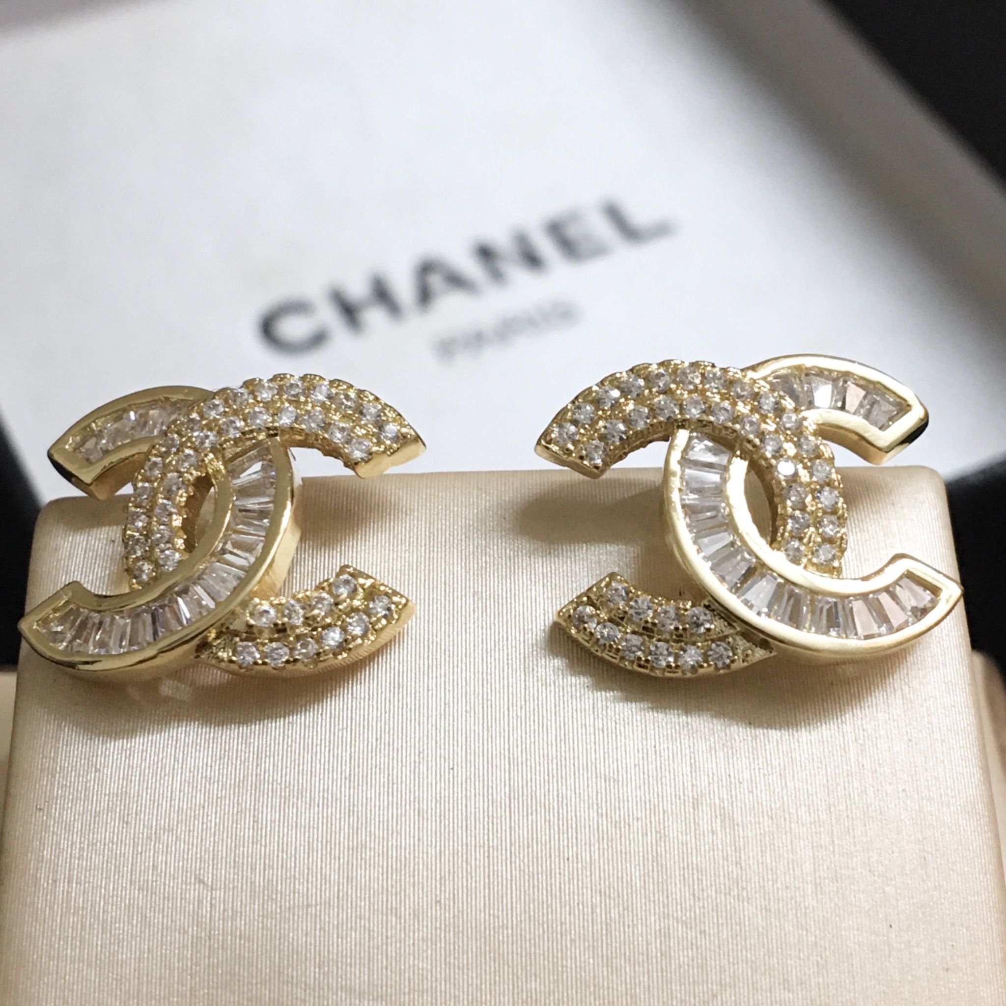 Bông Tai Chanel Màu Vàng Pha Lê Trắng (BS)