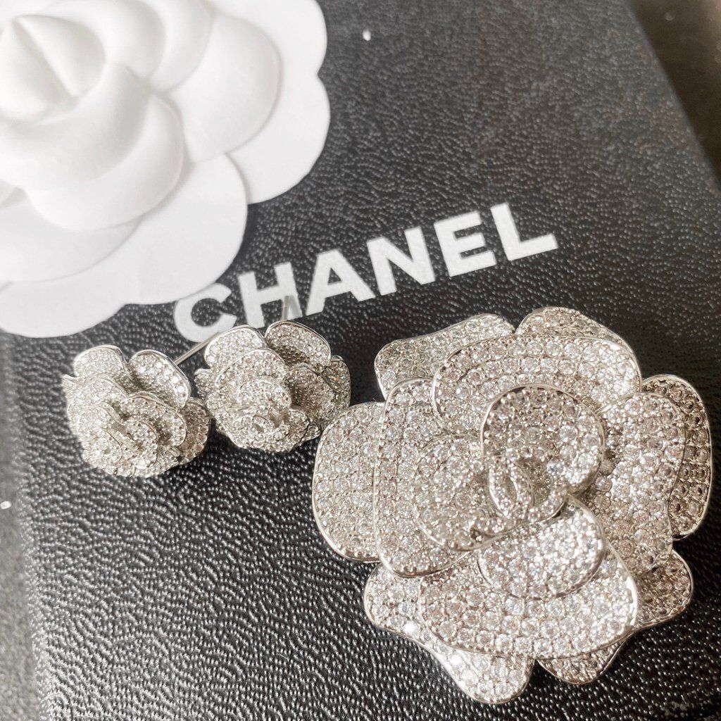 Bộ Trang Sức Hoa Trà Chanel Trắng - Cài Áo & Bông Tai Pha Lê (AJ)