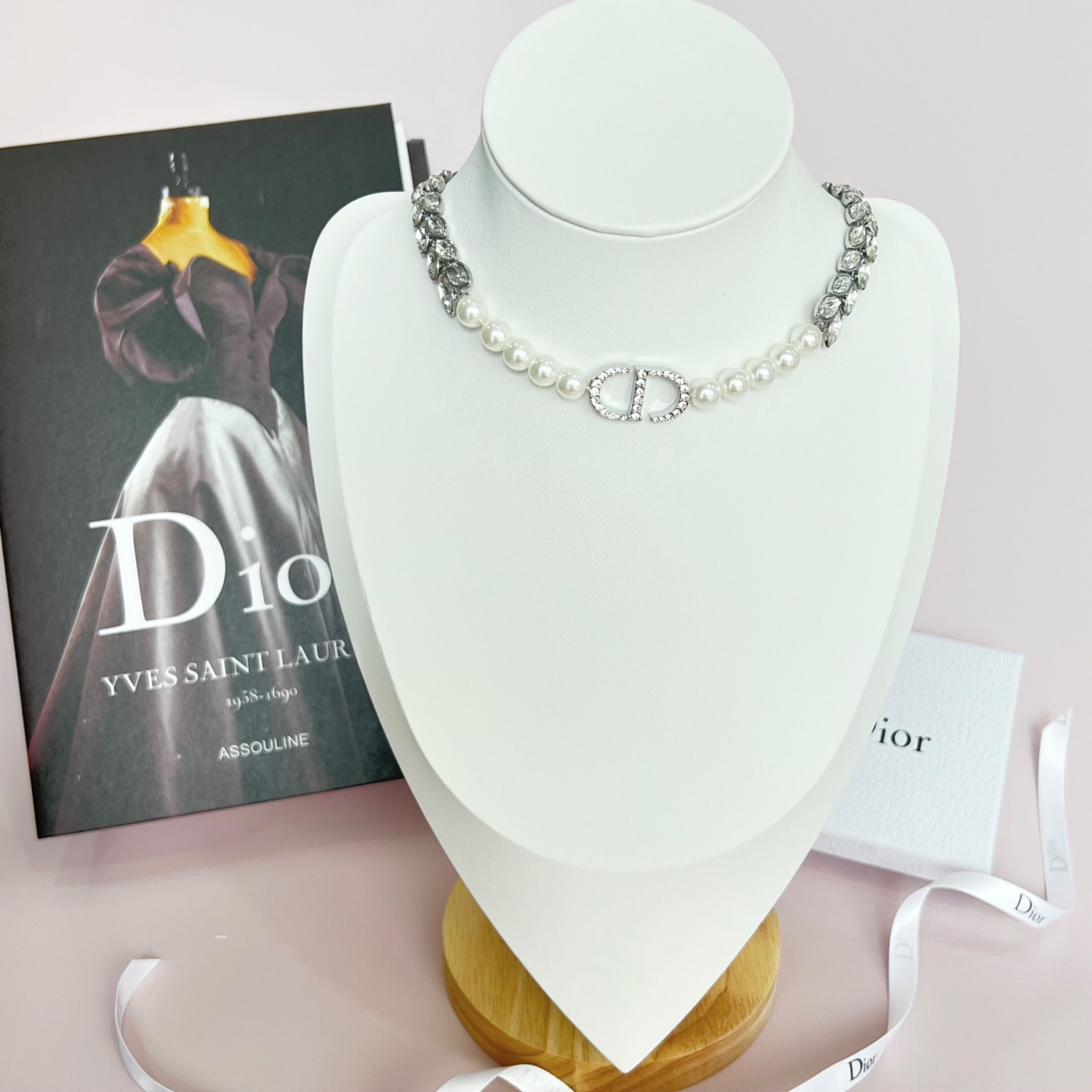 Bộ Trang Sức Di.oor Trắng - Vòng cổ Choker & Bông Tai Ngọc Trai, Pha Lê Quý Phái (AF)