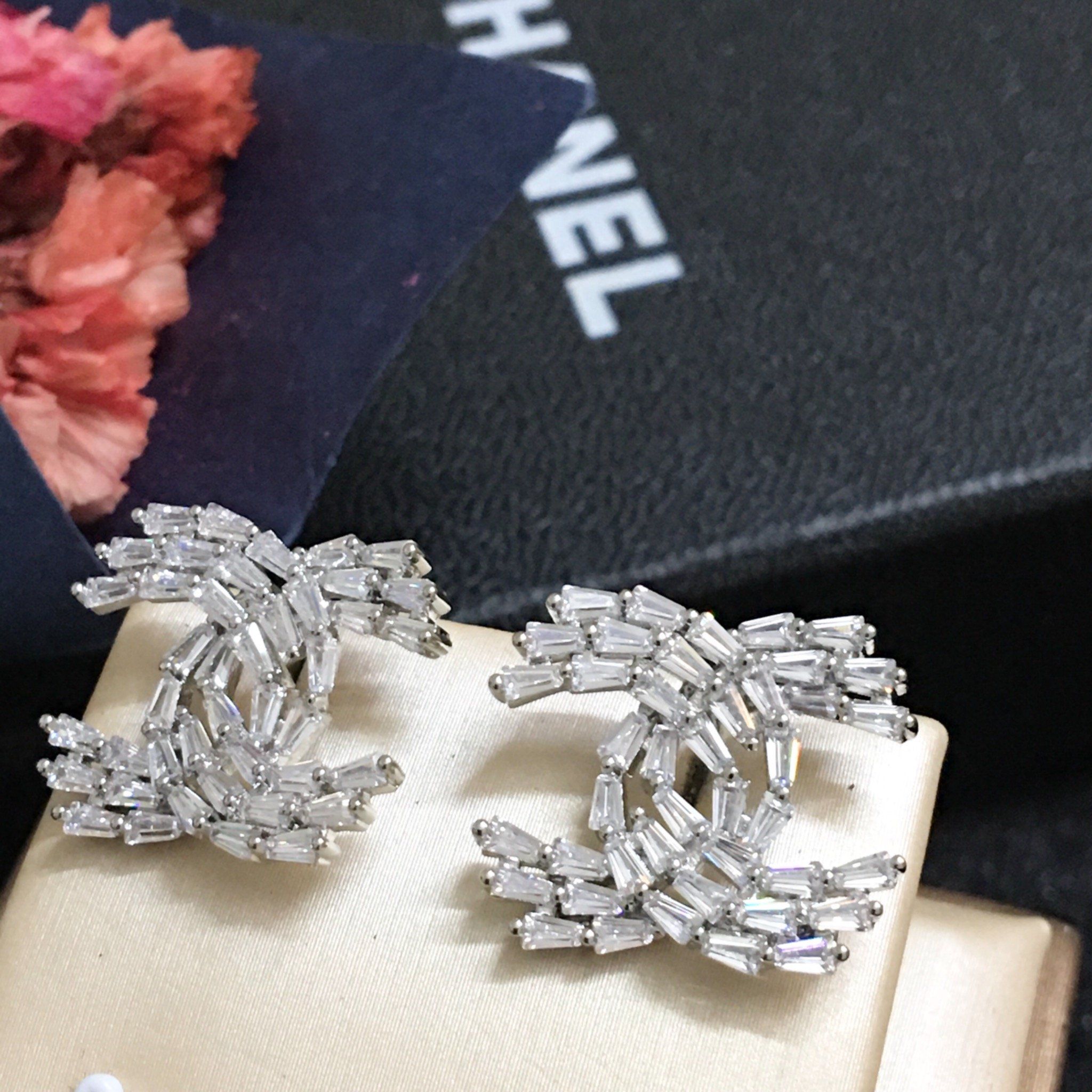 Bộ Trang Sức Chanel Trắng - Cài Áo & Bông Tai Pha Lê (AG)
