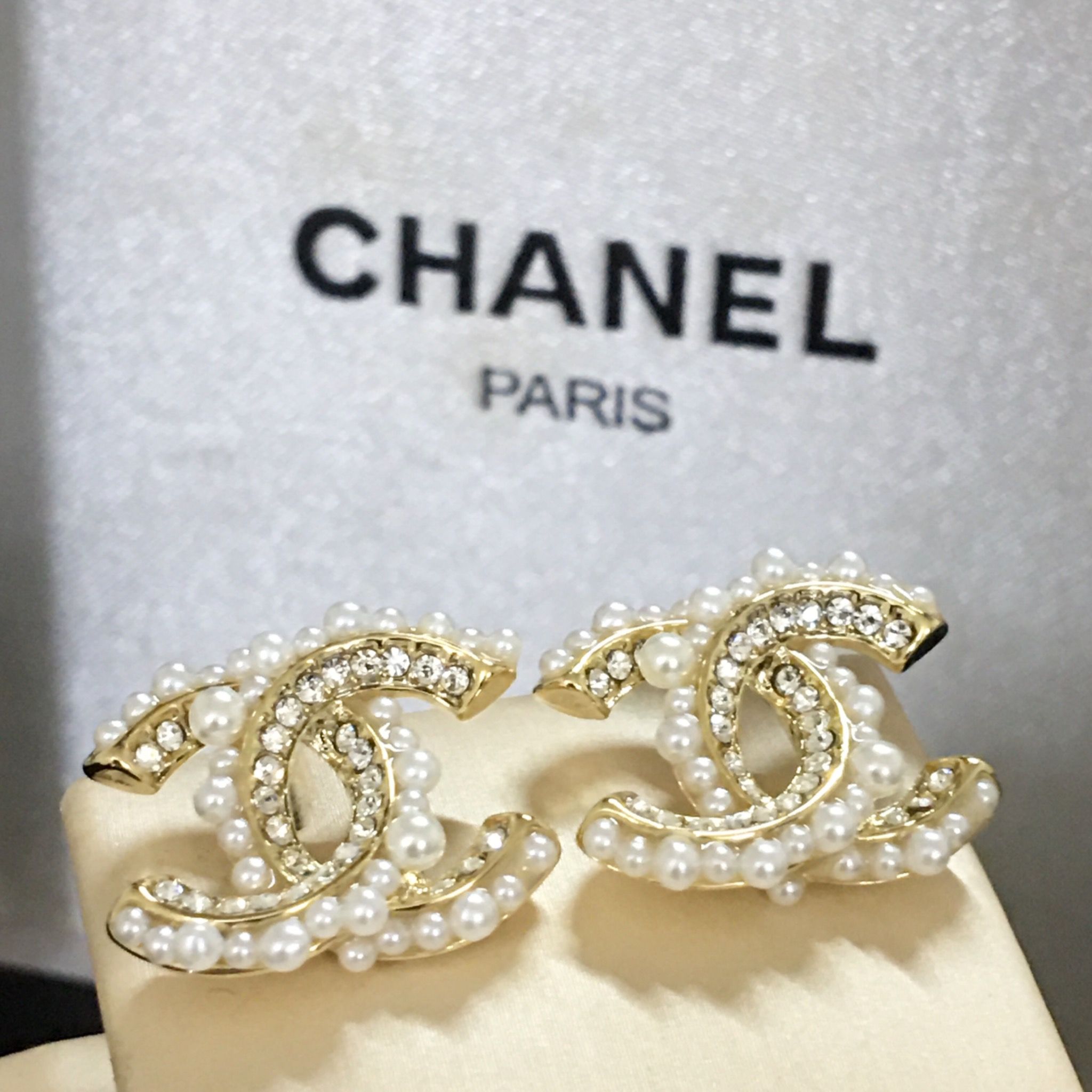 Bông Tai Chanel Bản To Màu Vàng Ngọc Trai & Pha Lê Trắng (BD)